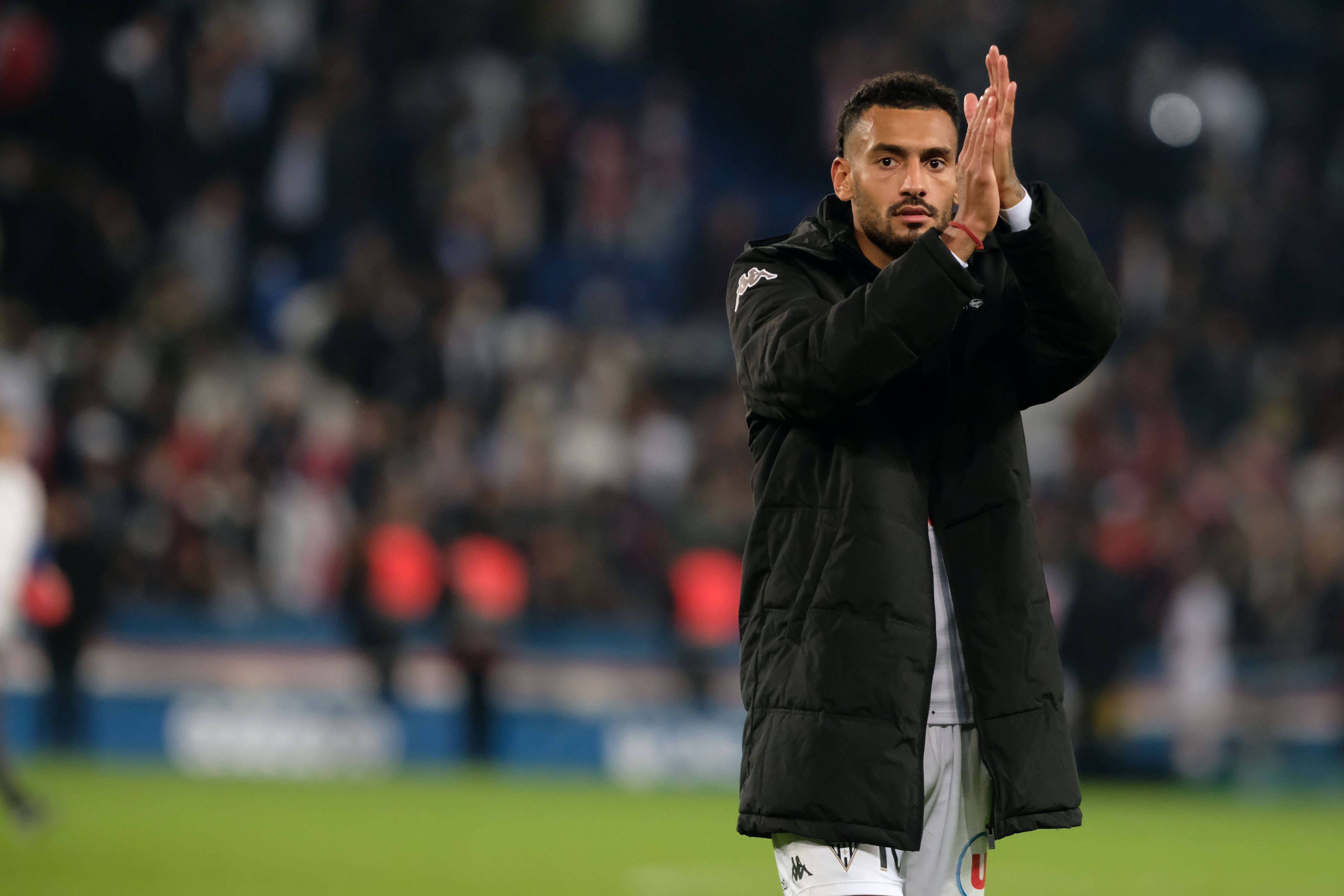Angelo Fulgini soll kurz vor einem Transfer zu Borussia Mönchengladbach gestanden haben. Das Foto zeigt ihn nach einem Spiel zwischen SCO Angers und PSG am 16. Oktober 2021 klatschend.