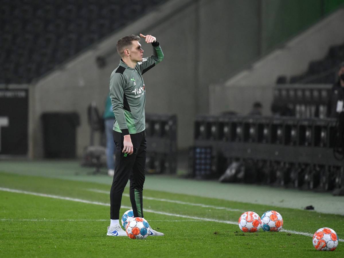 Nationalspieler Matthias Ginter von Borussia Mönchengladbach, hier zu sehen am 22. Januar 2022 im Borussia-Park. Ginter schaut Richtung Tribüne.