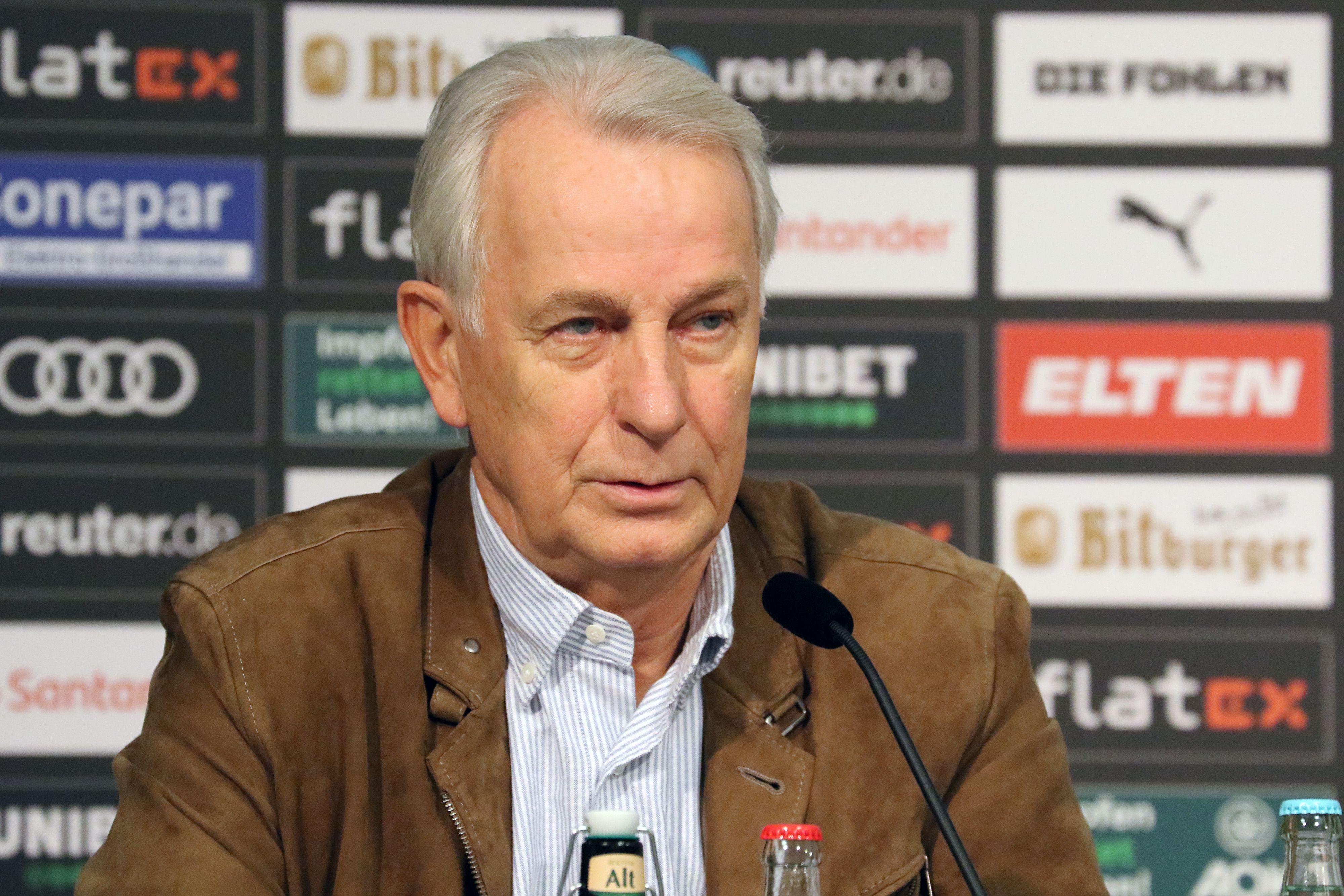Borussias Vizepräsident Rainer Bonhof spricht am 3. Februar 2022 bei einer Pressekonferenz im Gladbacher Borussia-Park. Bonhof redet ins Mikrofon.