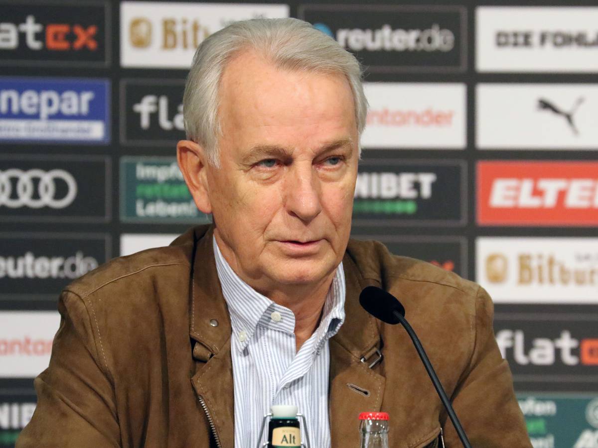 Borussias Vizepräsident Rainer Bonhof spricht am 3. Februar 2022 bei einer Pressekonferenz im Gladbacher Borussia-Park. Bonhof redet ins Mikrofon.