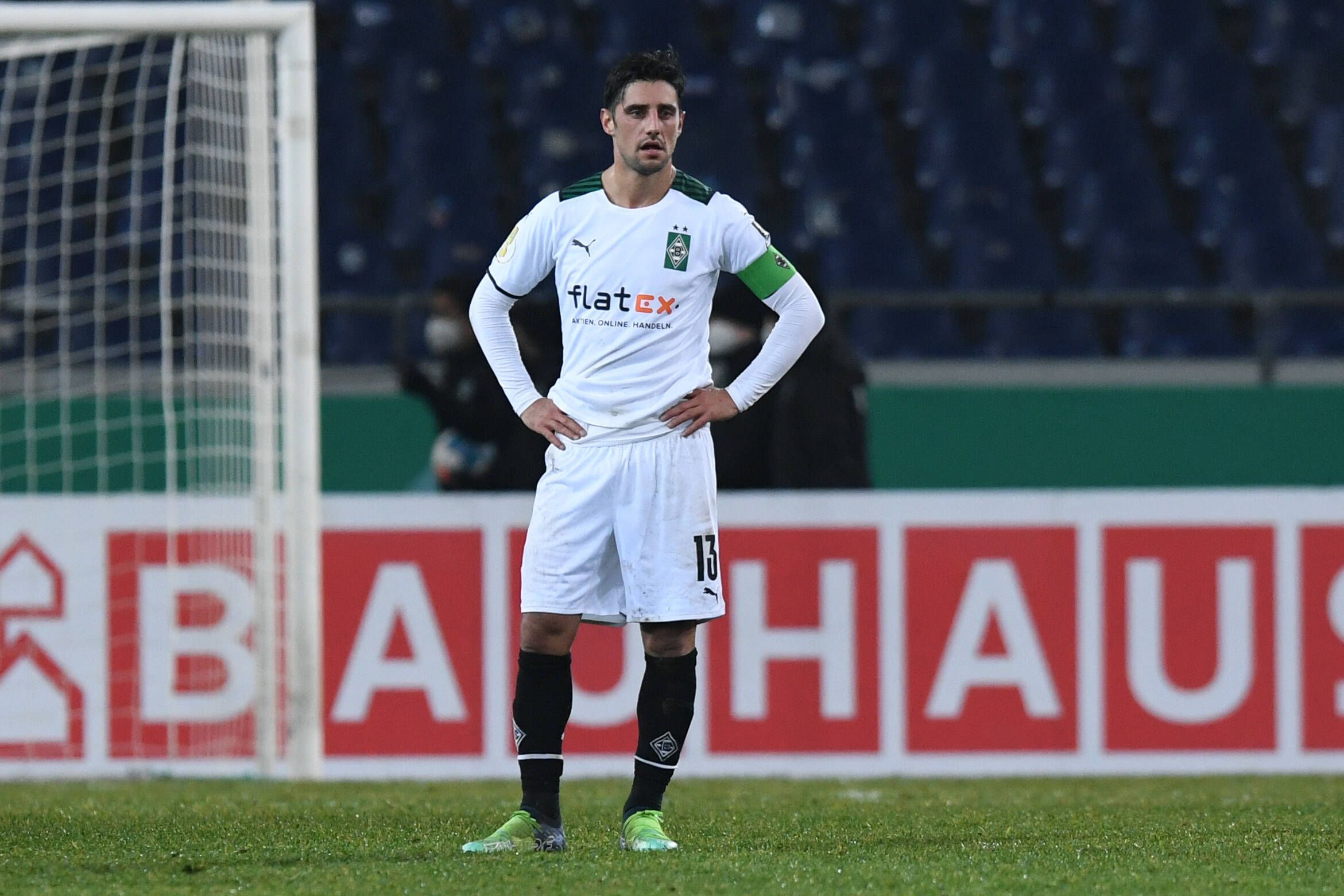 Lars Stindl, Kapitän von Borussia Mönchengladbach, hier zu sehen am 19. Januar 2022 in der HDI-Arena in Hannover. Stindl blickt enttäuscht auf das Spielfeld.