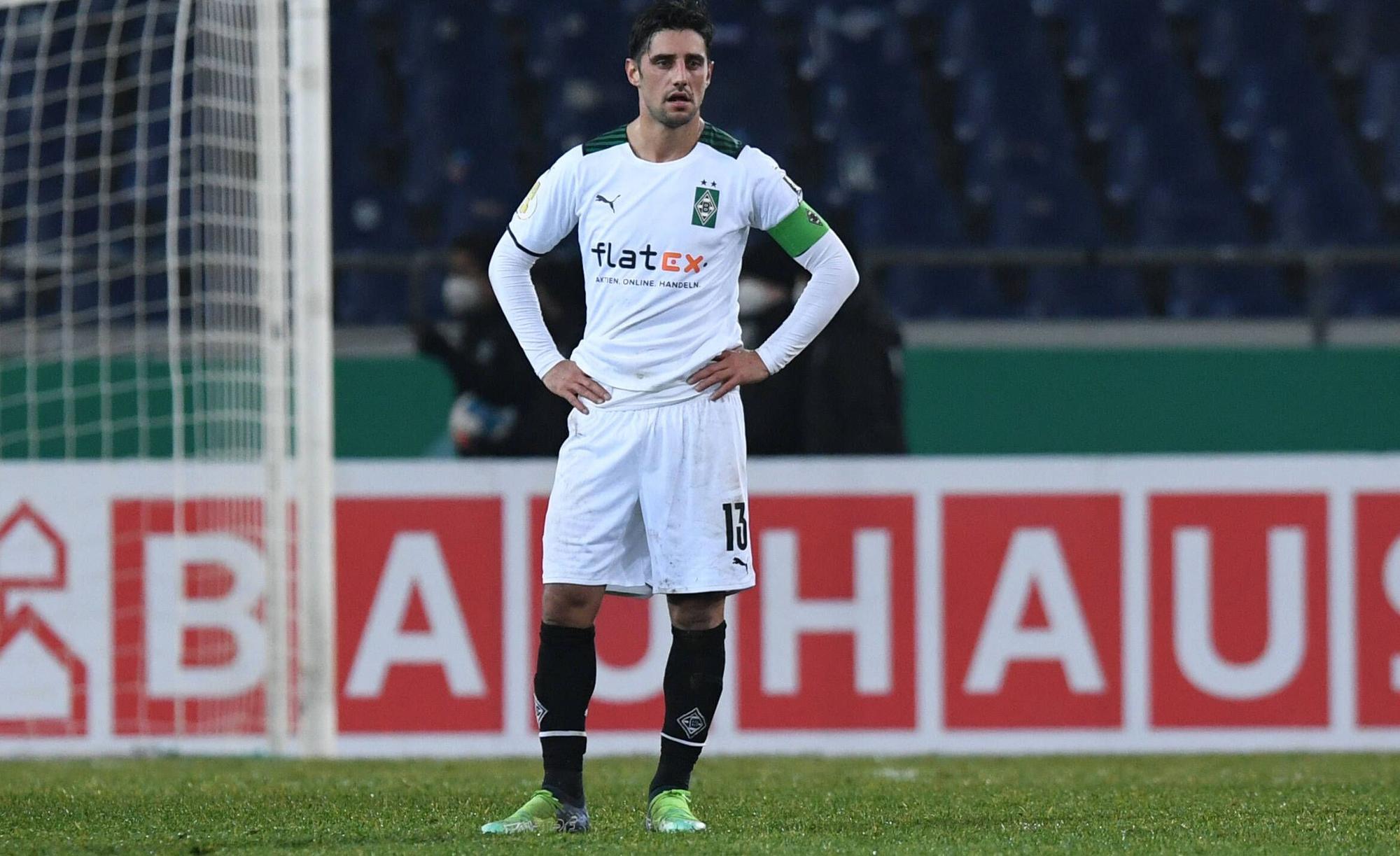Lars Stindl, Kapitän von Borussia Mönchengladbach, hier zu sehen am 19. Januar 2022 in der HDI-Arena in Hannover. Stindl blickt enttäuscht auf das Spielfeld.