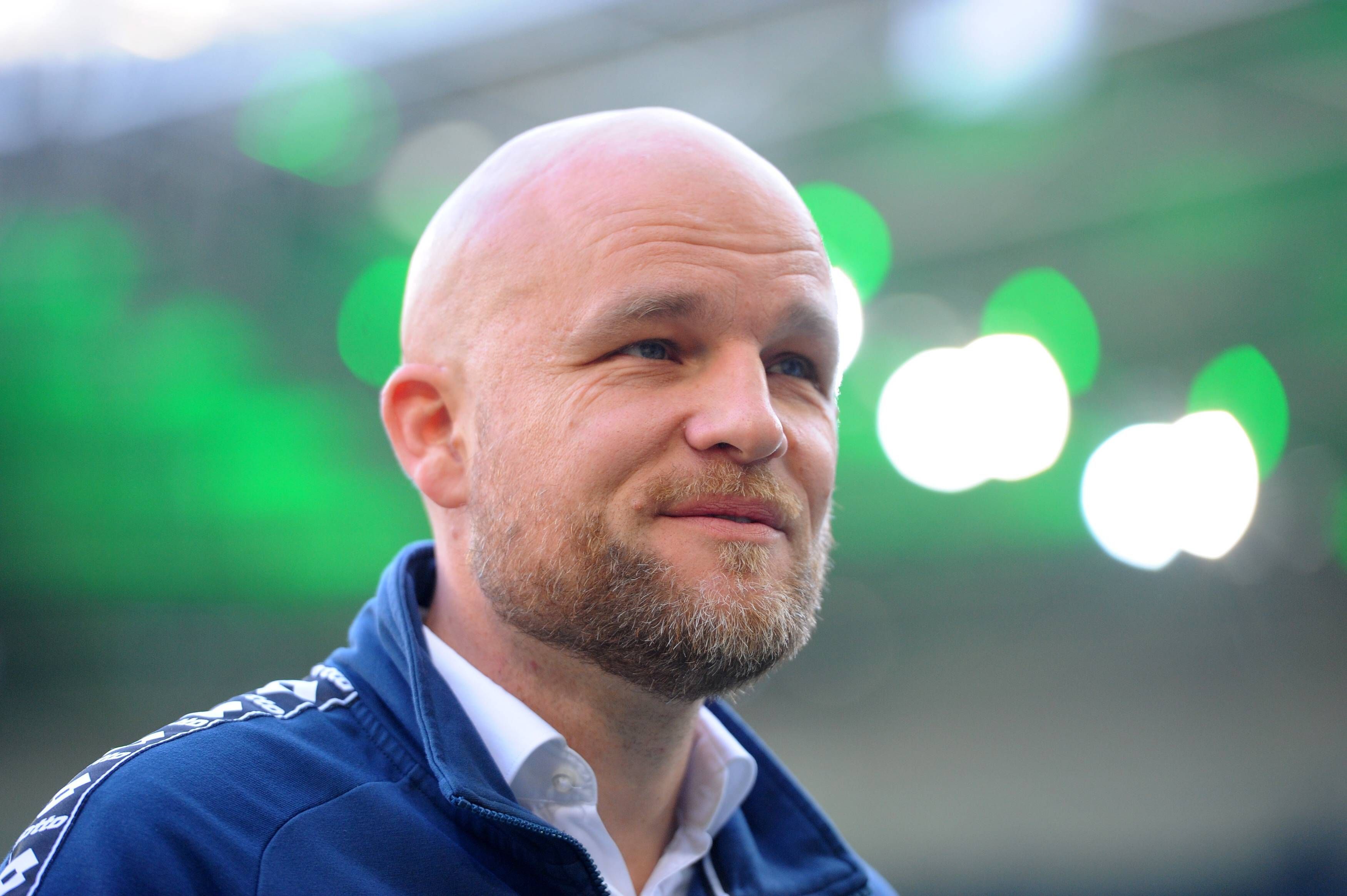 Rouven Schröder ist Sportdirektor beim Fußball-Zweitligisten Schalke 04. Auf diesem Foto ist der 46-Jährige am 21. Oktober 2018 im Gladbacher Borussia-Park zu sehen. Schröder trägt einen Bart.