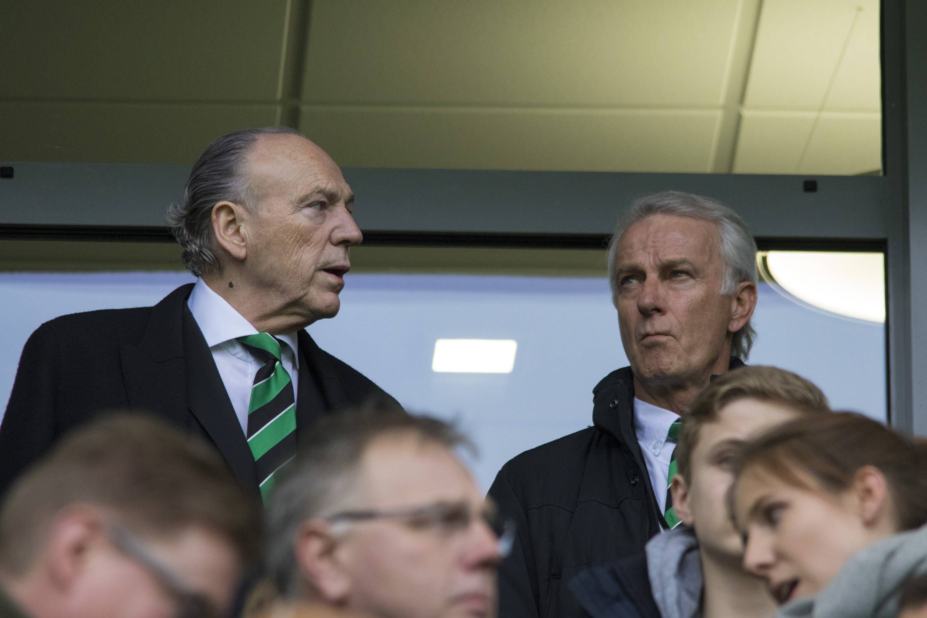 Rolf Königs (l.), Präsident von Fußball-Bundesligist Borussia Mönchengladbach, und Vizepräsident Rainer Bonhof (r.) am 5. März 2016 in Wolfsburg. Beide Präsidiumsmitglieder schauen durch das Stadionrund.