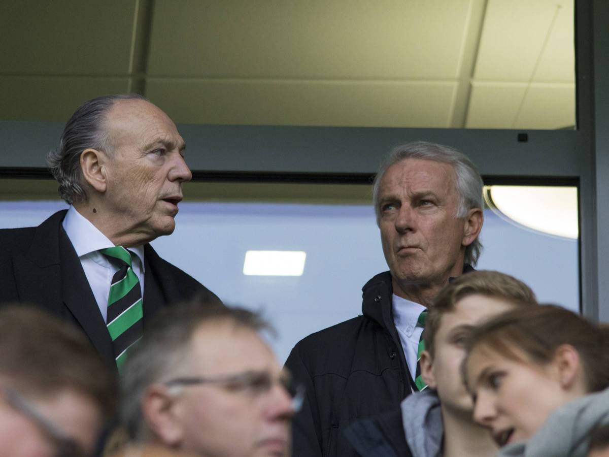 Rolf Königs (l.), Präsident von Fußball-Bundesligist Borussia Mönchengladbach, und Vizepräsident Rainer Bonhof (r.) am 5. März 2016 in Wolfsburg. Beide Präsidiumsmitglieder schauen durch das Stadionrund.