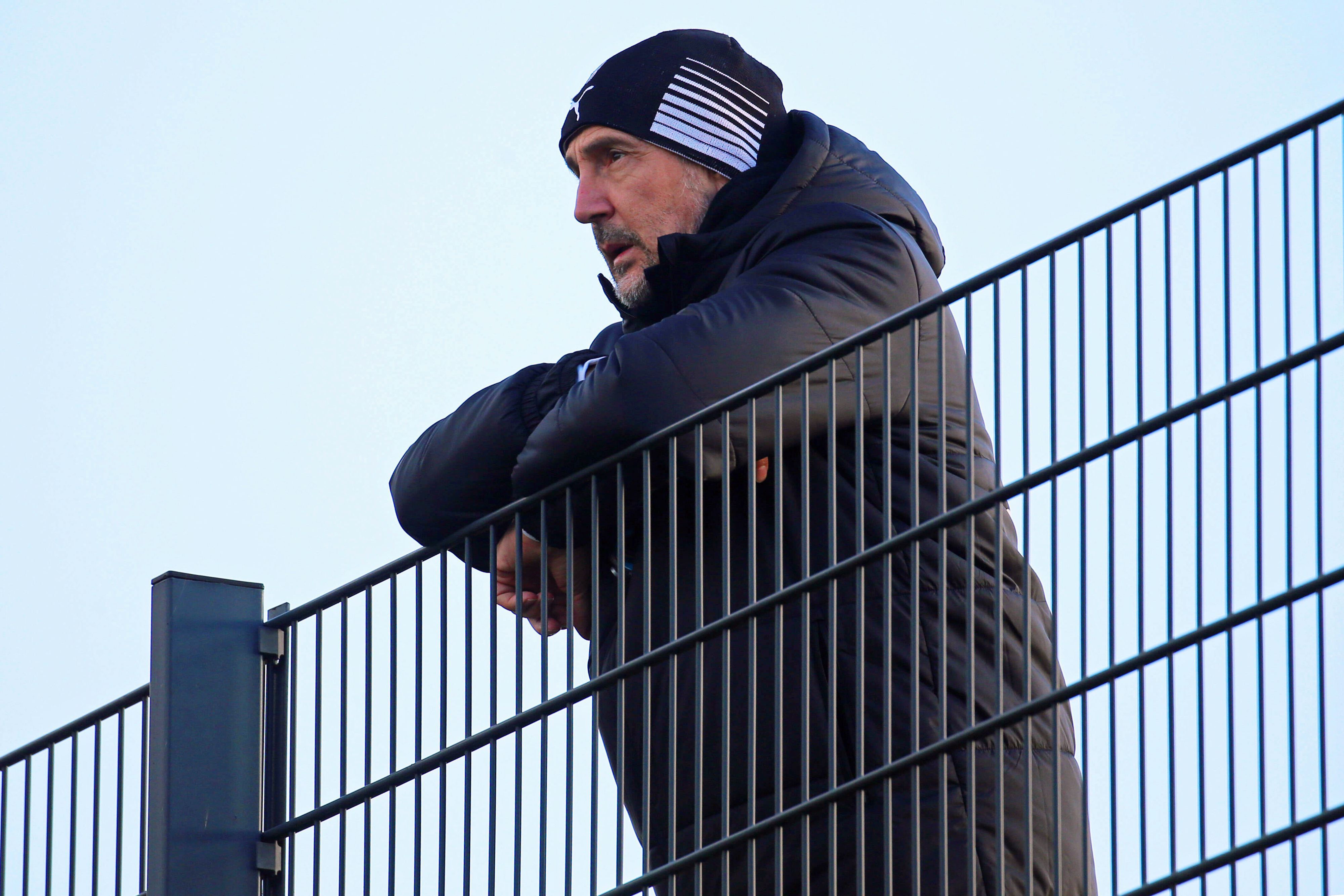 Adi Hütter reiht sich in Gladbach in die Reihe der Cheftrainer ein, die auch mal U23-Spiele der Borussia in der Regionalliga West schauen. Und dafür auch mal auf den Zaun steigen. Auf diesem Foto ist Hütter am 2. Februar 2022 im Borussia-Park zu sehen.