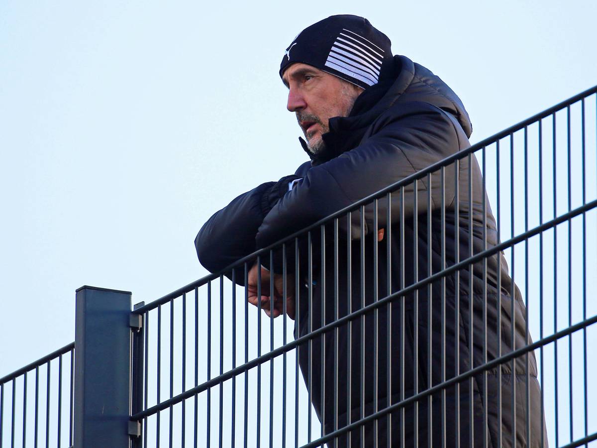 Adi Hütter reiht sich in Gladbach in die Reihe der Cheftrainer ein, die auch mal U23-Spiele der Borussia in der Regionalliga West schauen. Und dafür auch mal auf den Zaun steigen. Auf diesem Foto ist Hütter am 2. Februar 2022 im Borussia-Park zu sehen.