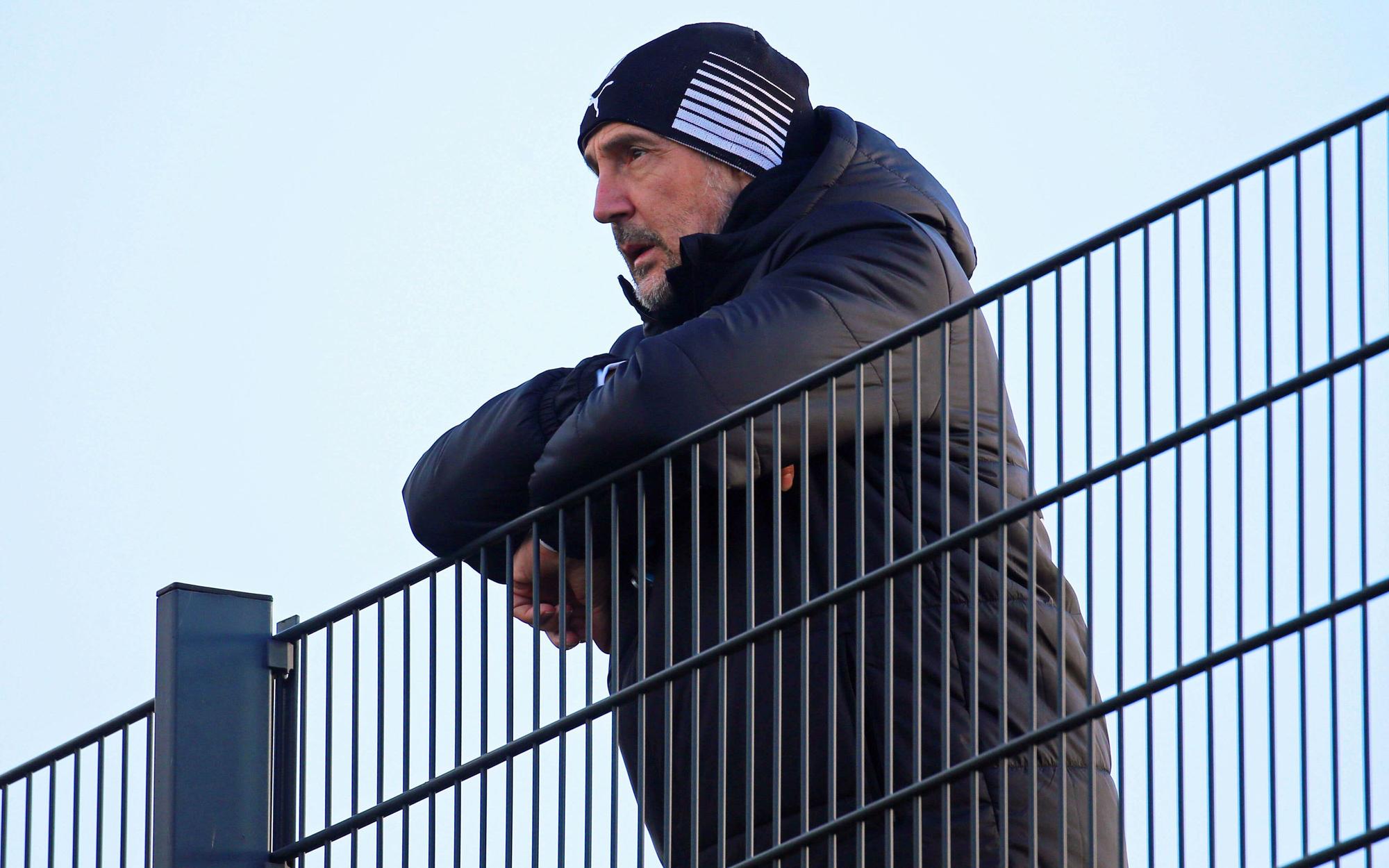 Adi Hütter reiht sich in Gladbach in die Reihe der Cheftrainer ein, die auch mal U23-Spiele der Borussia in der Regionalliga West schauen. Und dafür auch mal auf den Zaun steigen. Auf diesem Foto ist Hütter am 2. Februar 2022 im Borussia-Park zu sehen.
