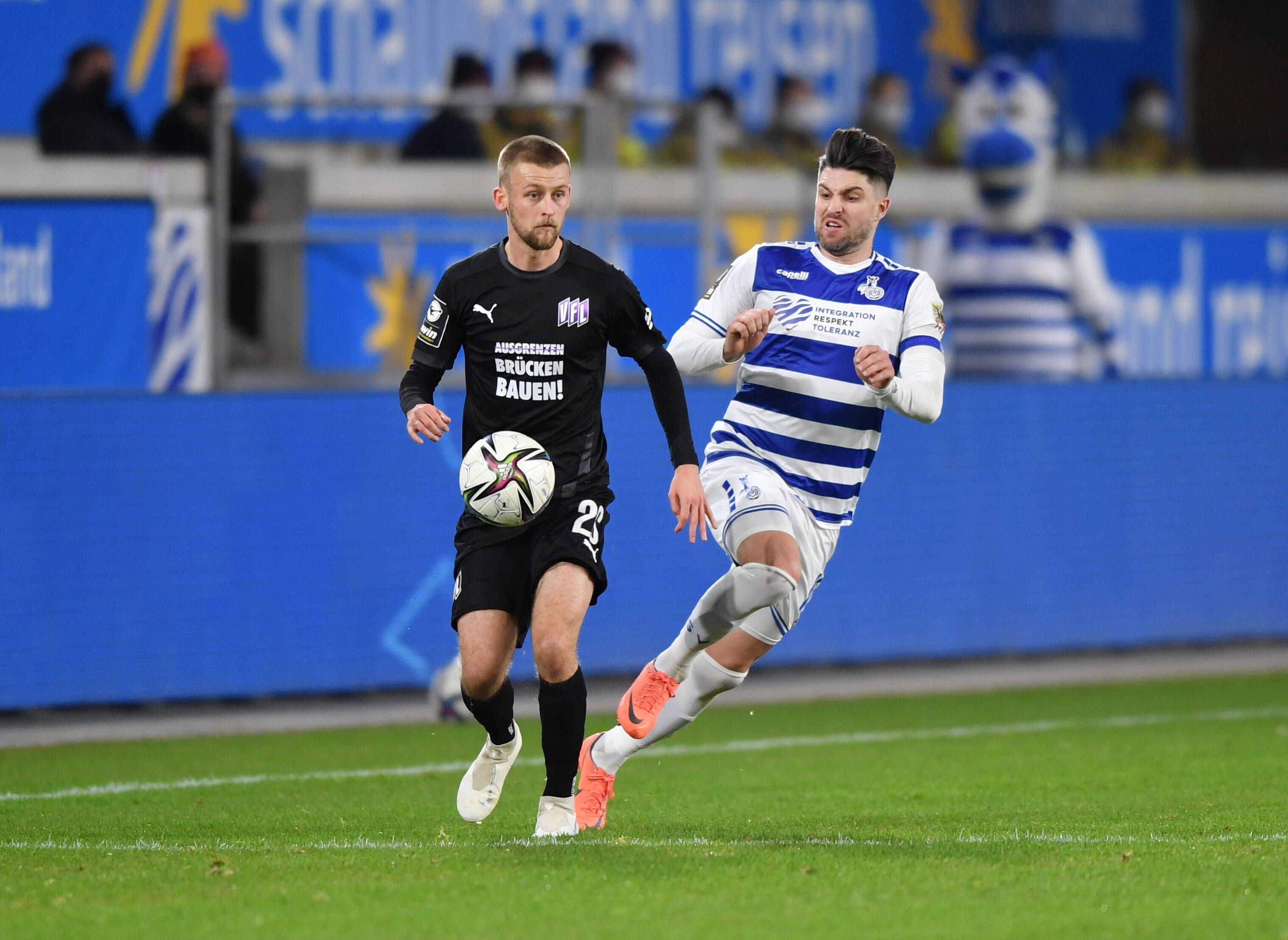 Mittelfeldspieler Sebastian Klaas (l.) von Drittligist VfL Osnabrück im Duell mit Moritz Stoppelkamp (r.) vom MSV Duisburg am 2. Februar 2022. Klaas führt den Ball.