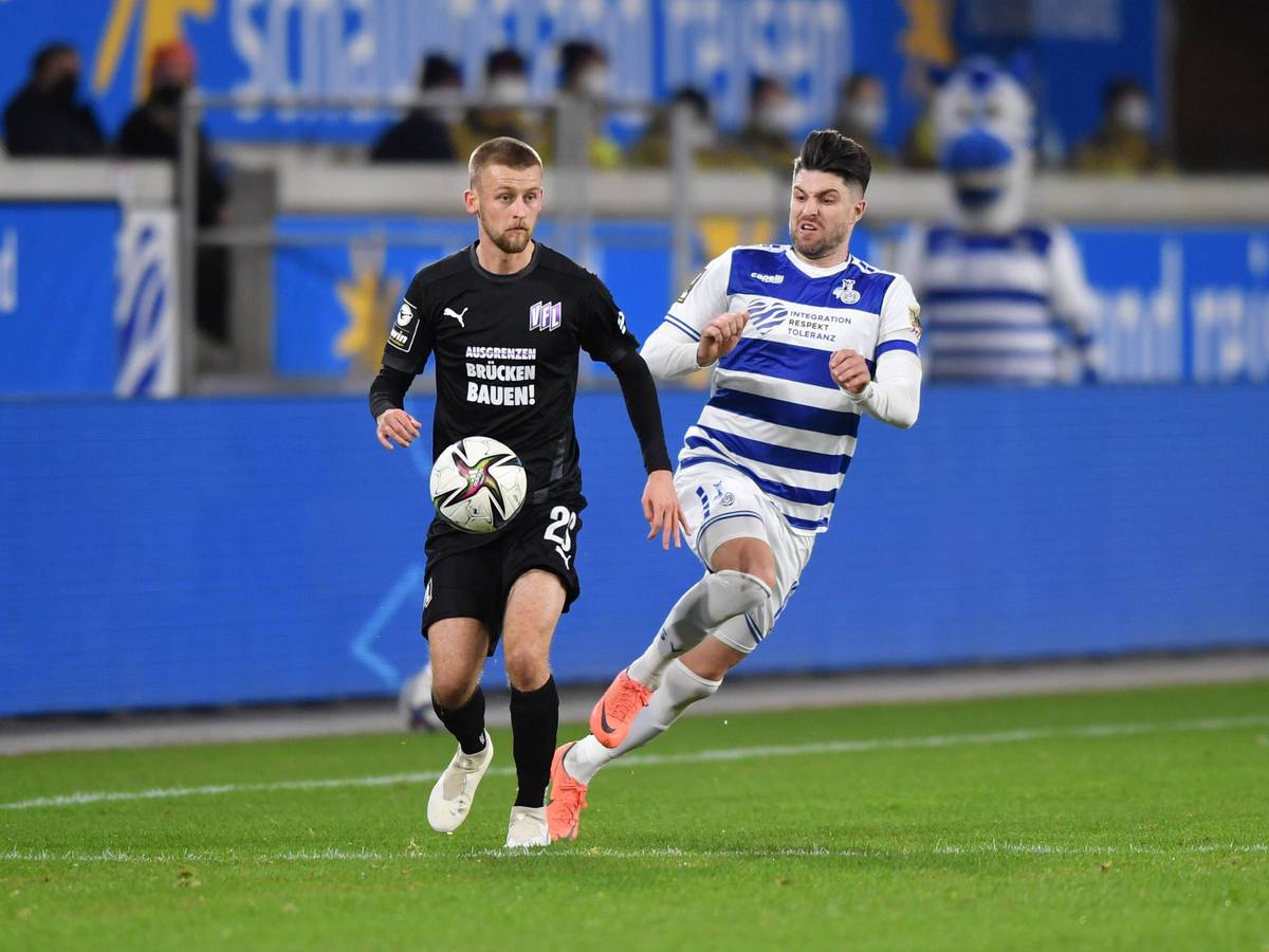 Mittelfeldspieler Sebastian Klaas (l.) von Drittligist VfL Osnabrück im Duell mit Moritz Stoppelkamp (r.) vom MSV Duisburg am 2. Februar 2022. Klaas führt den Ball.