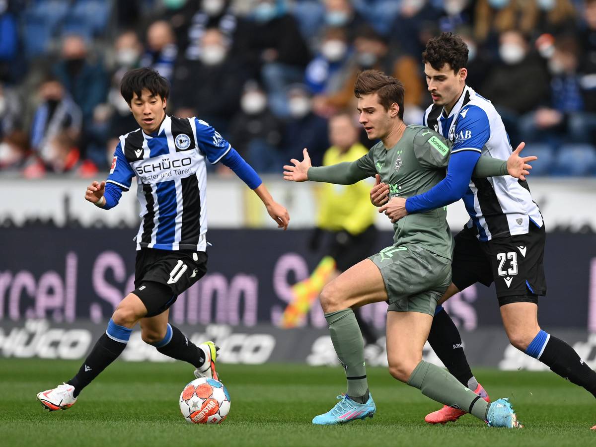 Bielefeld gegen Gladbach: Janni Serra (r.) und Florian Neuhaus (Mitte) beim Zweikampf.