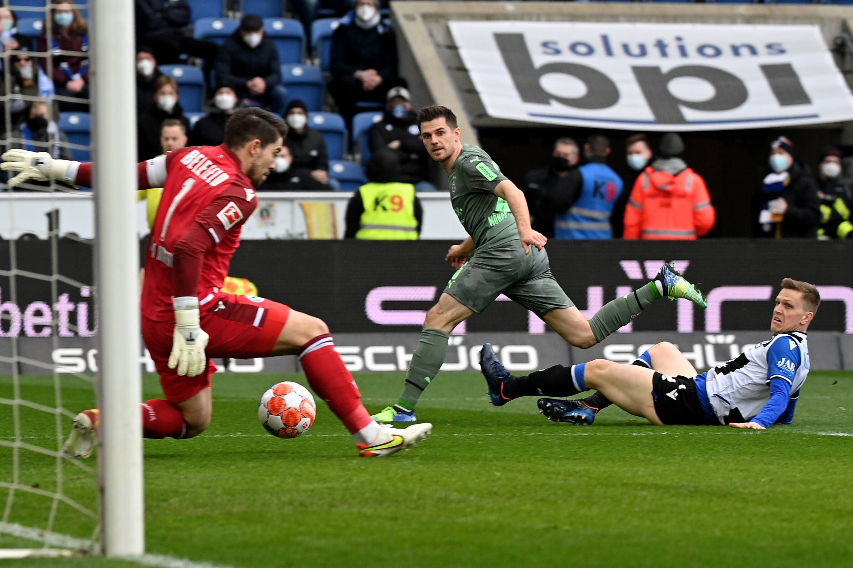 Gladbachs Nationalspieler Jonas Hofmann (M.) scheitert in dieser Szene am Bielefelder Schlussmann Ortega (l.) während des Bundesliga-Duells am 5. Februar 2022.
