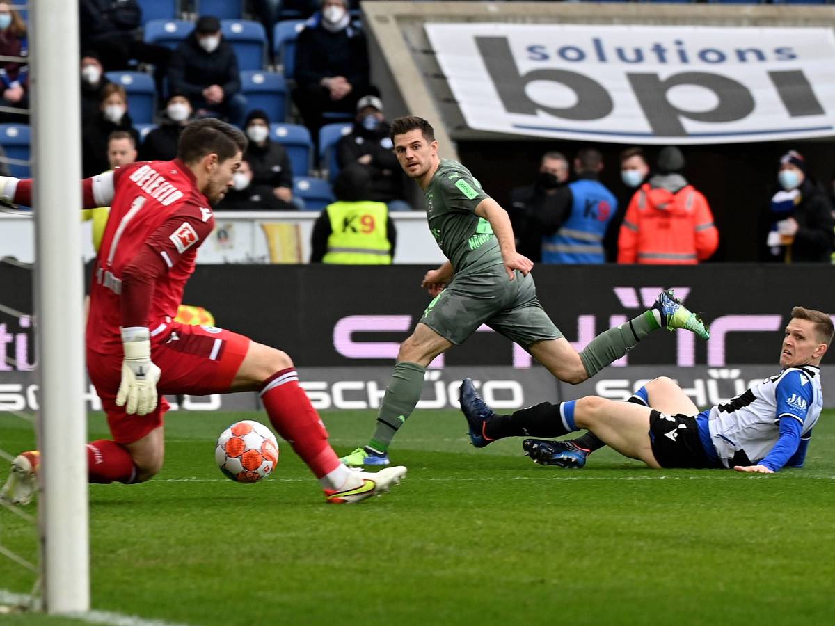 Gladbachs Nationalspieler Jonas Hofmann (M.) scheitert in dieser Szene am Bielefelder Schlussmann Ortega (l.) während des Bundesliga-Duells am 5. Februar 2022.