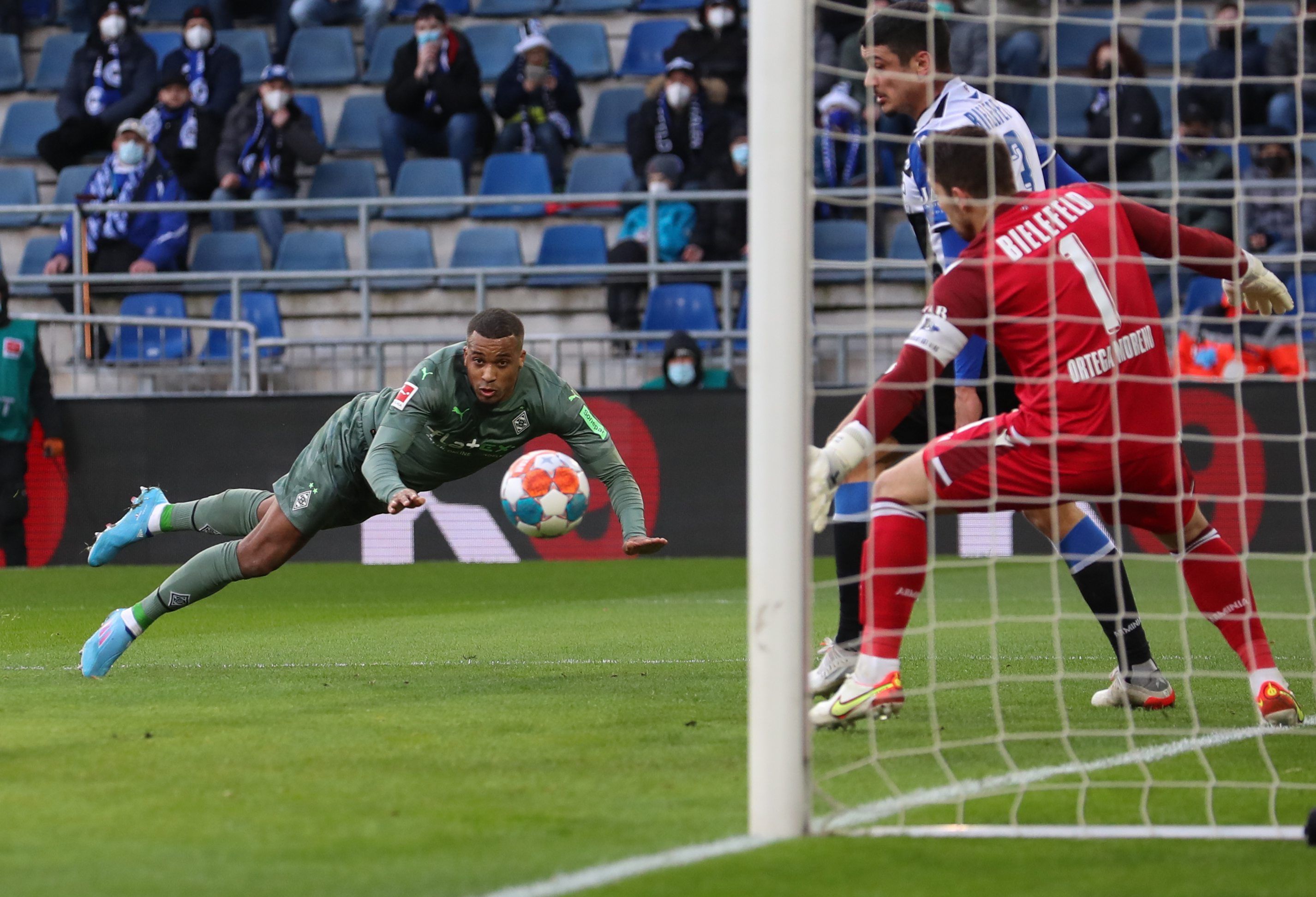 Bielefelds Torwart Stefan Ortega (r) ist ohne Chance gegen den Kopfball von Mönchengladbachs Torschützen Alassane Plea (l), der den Treffer zum 1:1 erzielt.