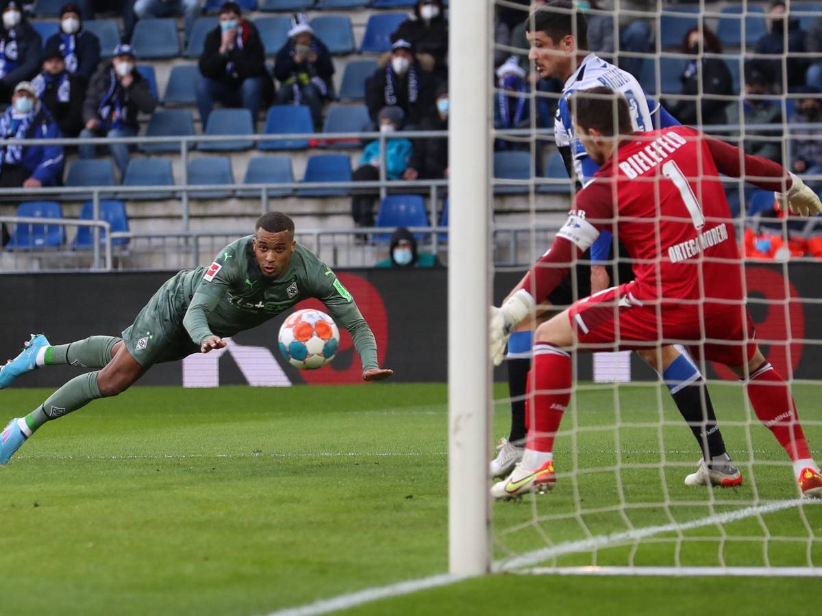 Bielefelds Torwart Stefan Ortega (r) ist ohne Chance gegen den Kopfball von Mönchengladbachs Torschützen Alassane Plea (l), der den Treffer zum 1:1 erzielt.