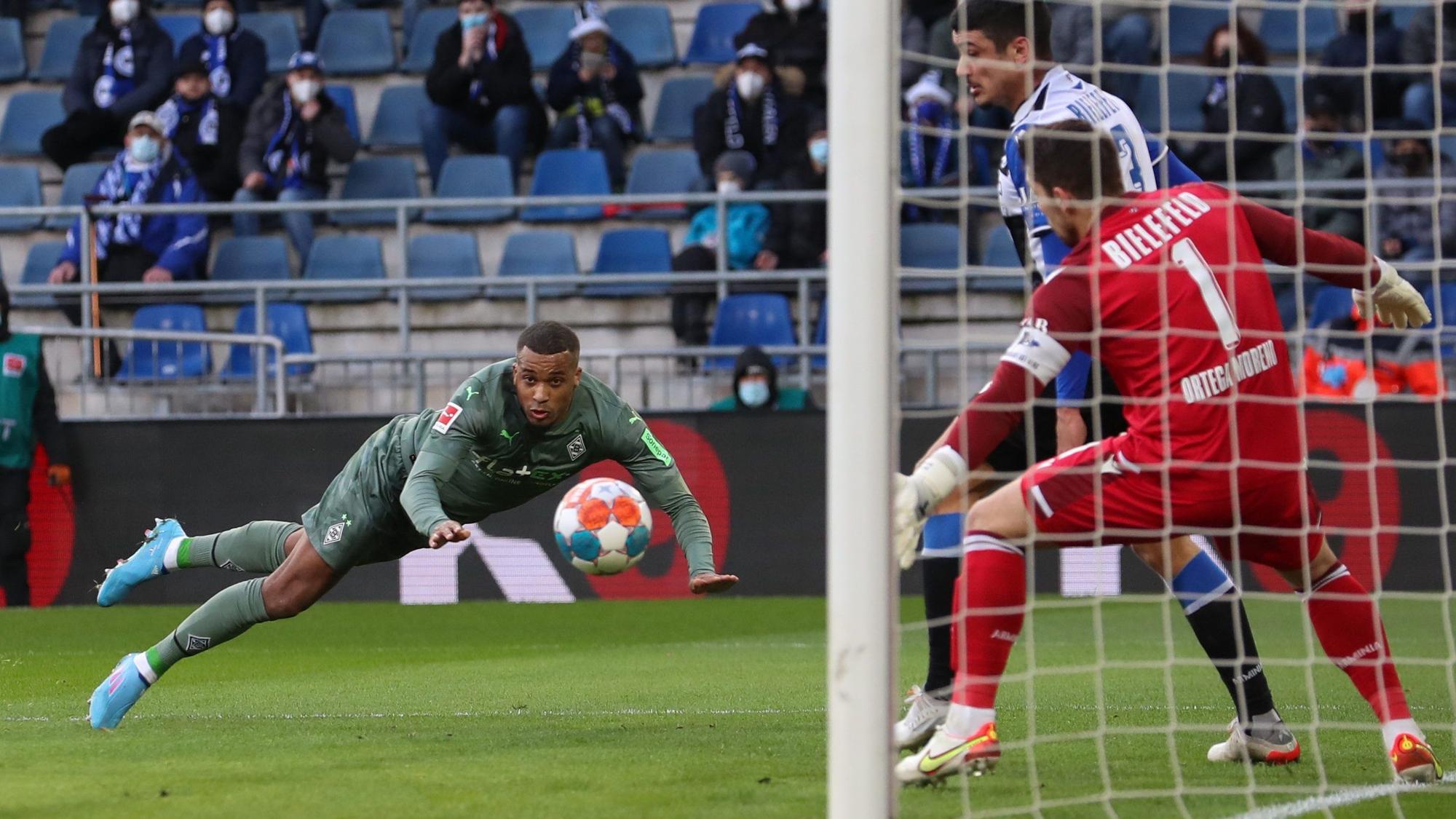 Bielefelds Torwart Stefan Ortega (r) ist ohne Chance gegen den Kopfball von Mönchengladbachs Torschützen Alassane Plea (l), der den Treffer zum 1:1 erzielt.