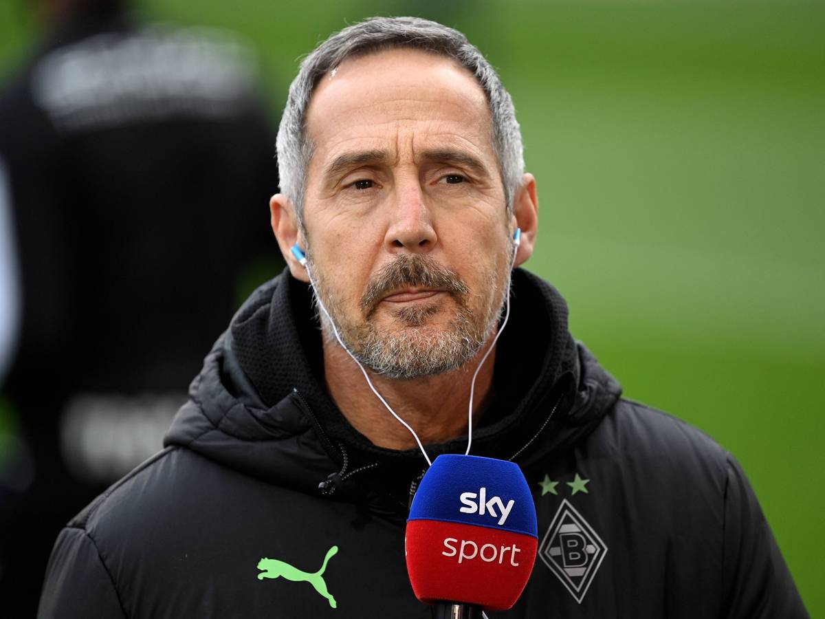 Gladbachs Cheftrainer Adi Hütter gibt am Rande des Bundesligaspiels bei Arminia Bielefeld am 5. Februar 2022 ein Interview. Hütter hat Kopfhörer im Ohr.
