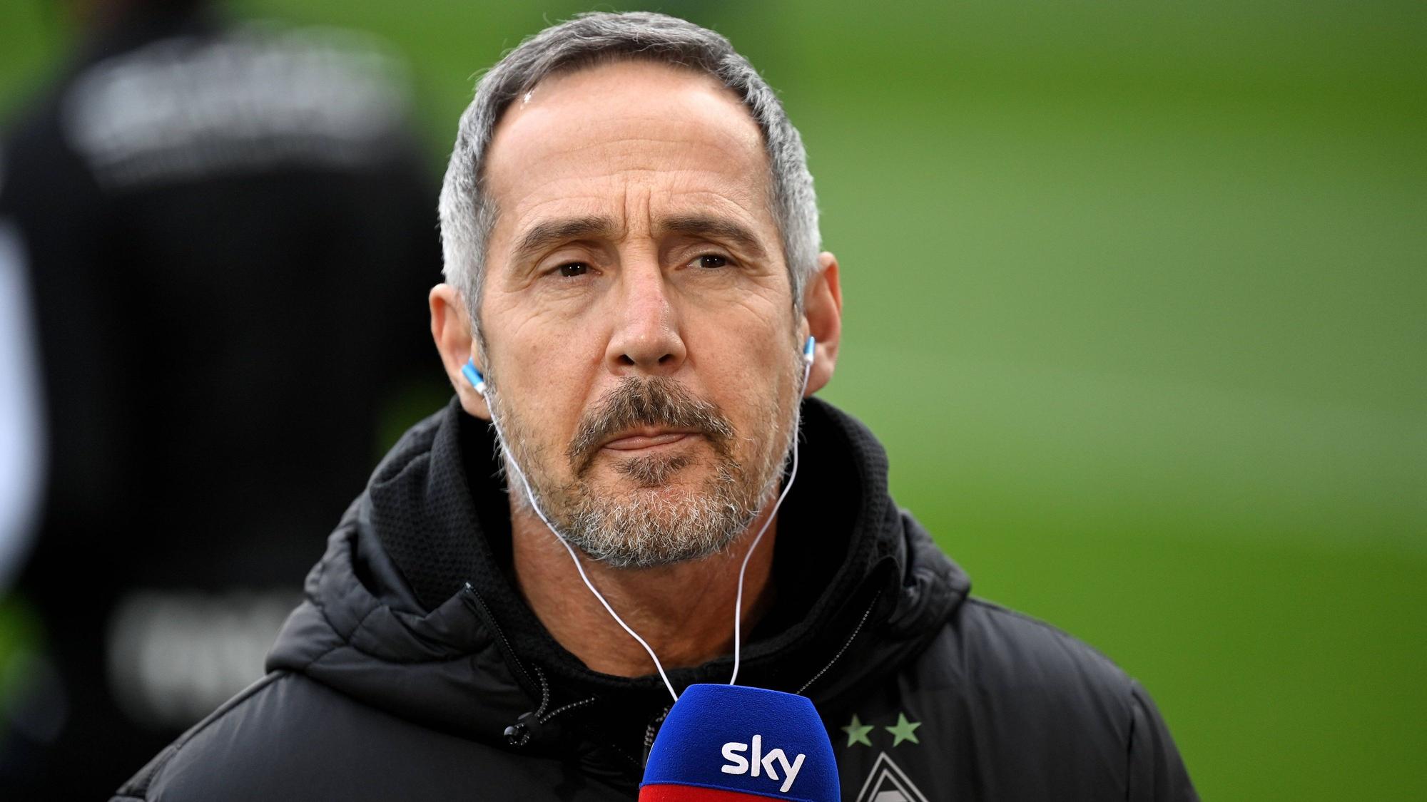 Gladbachs Cheftrainer Adi Hütter gibt am Rande des Bundesligaspiels bei Arminia Bielefeld am 5. Februar 2022 ein Interview. Hütter hat Kopfhörer im Ohr.