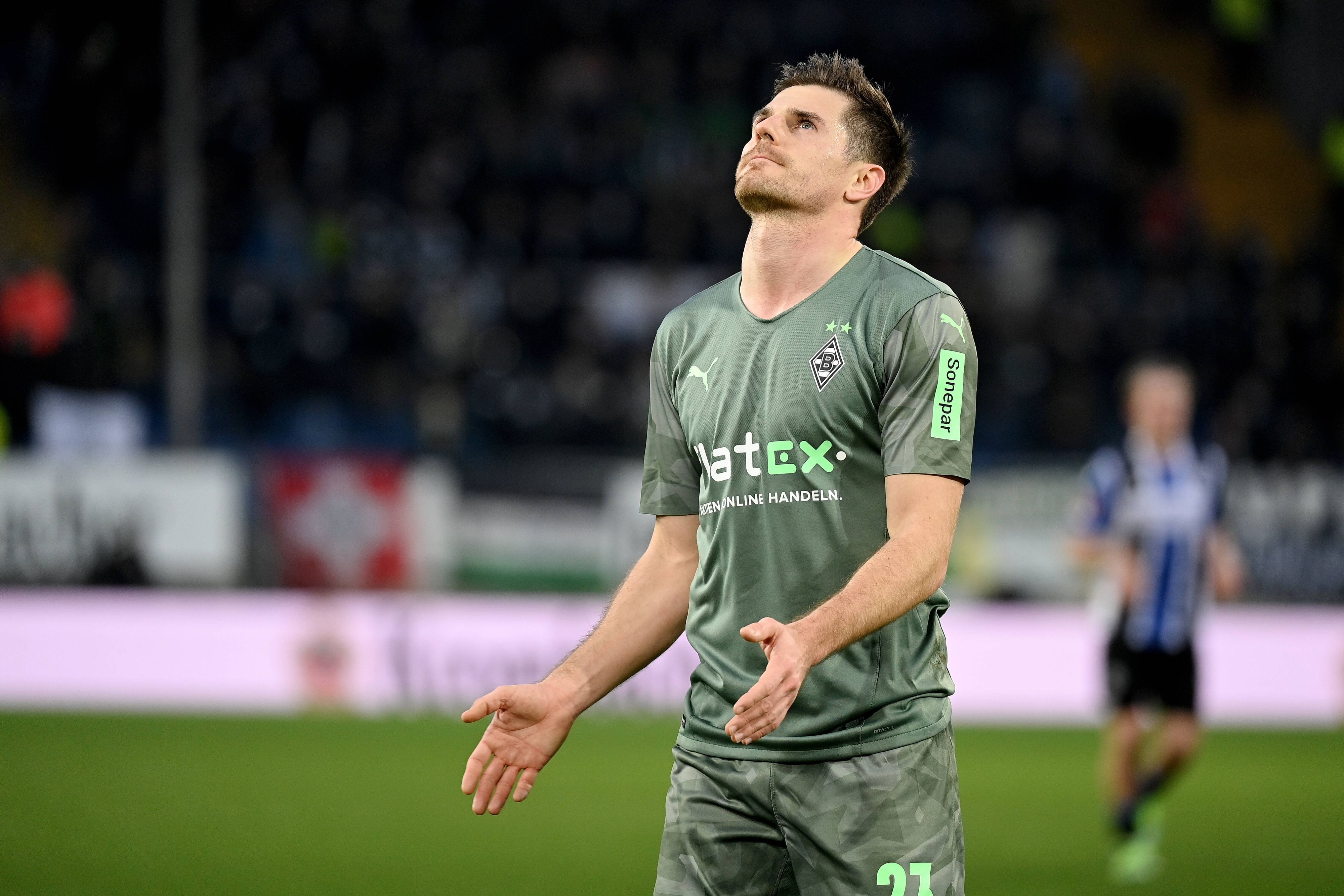 Jonas Hofmann von Borussia Mönchengladbach ärgert sich im Match bei Arminia Bielefeld am Samstag (6. Februar 2022) über die vergebenen Chancen.