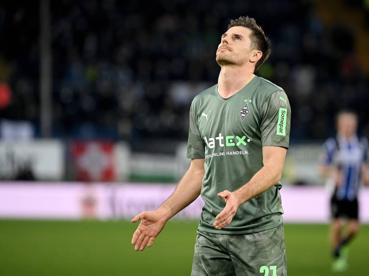 Jonas Hofmann von Borussia Mönchengladbach ärgert sich im Match bei Arminia Bielefeld am Samstag (6. Februar 2022) über die vergebenen Chancen.