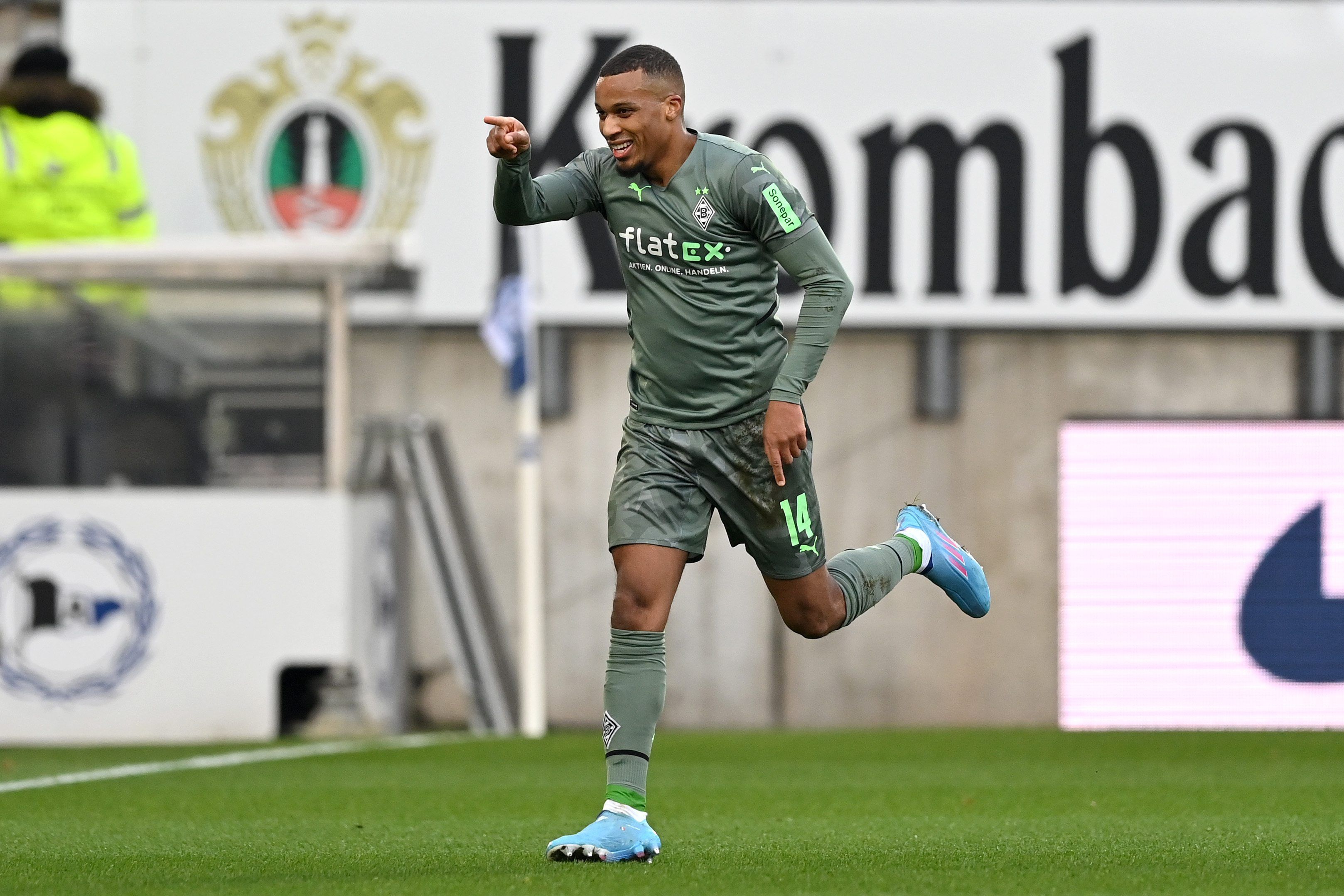 Alassane Plea beim Torjubel: Der Franzose erzielte das 1:1 für Borussia Mönchengladbach in Bielefeld am Samstag (5. Februar 2022).