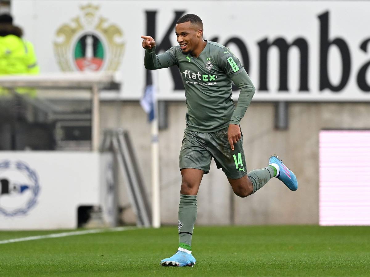Alassane Plea beim Torjubel: Der Franzose erzielte das 1:1 für Borussia Mönchengladbach in Bielefeld am Samstag (5. Februar 2022).