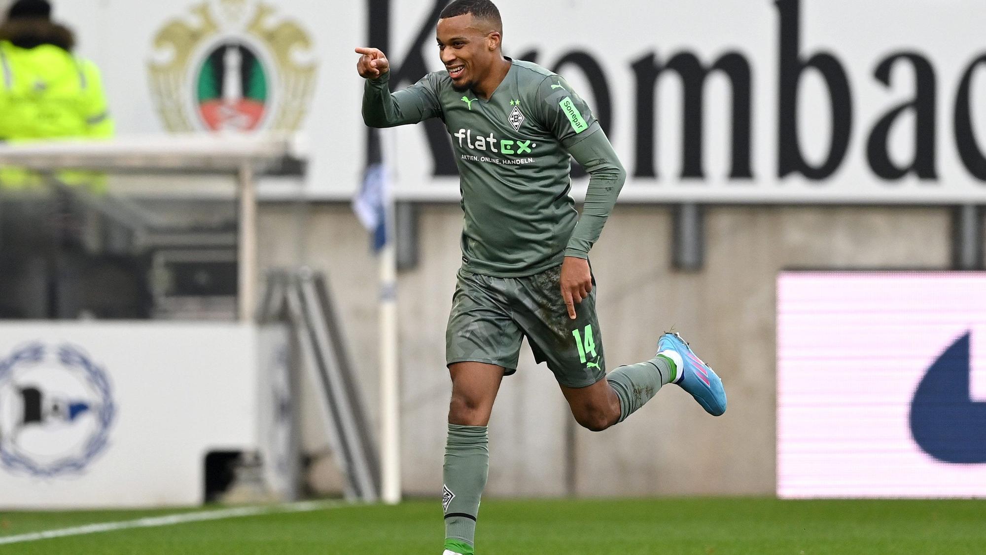 Alassane Plea beim Torjubel: Der Franzose erzielte das 1:1 für Borussia Mönchengladbach in Bielefeld am Samstag (5. Februar 2022).