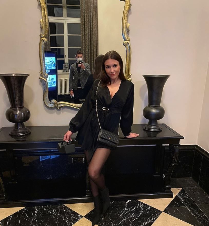 Sky Moderatorin Laura Winter und ihr Partner Jonas Hofmann von Borussia Mönchengladbach haben mit einem lustigen Foto auf Instagram für Lacher bei ihren Followern gesorgt.
