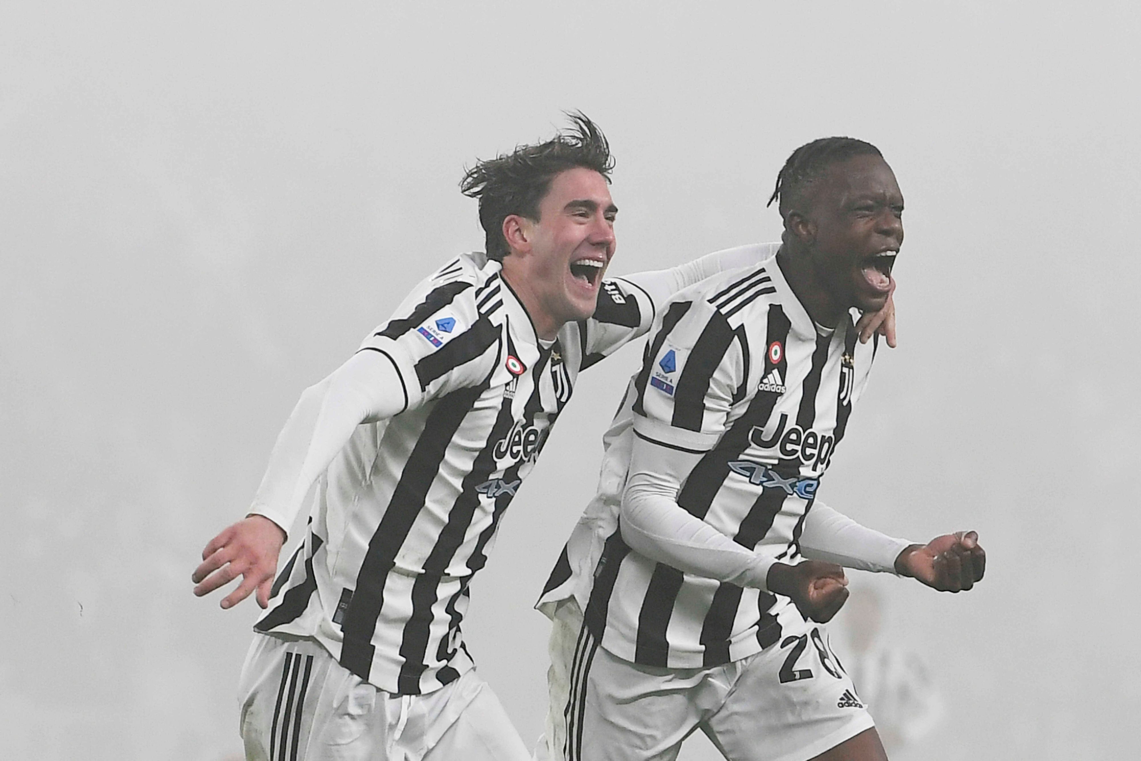 Denis Zakaria (r:), ehemaliger Spieler von Borussia Mönchengladbach, hat sein Debüt für Juventus Turin am Sonntag (6. Februar 2022) gleich mit einem Tor vergoldet. Das Foto zeigt ihn beim Jubel mit Teamkollege Dušan Vlahović (l.) beim Torjubel.