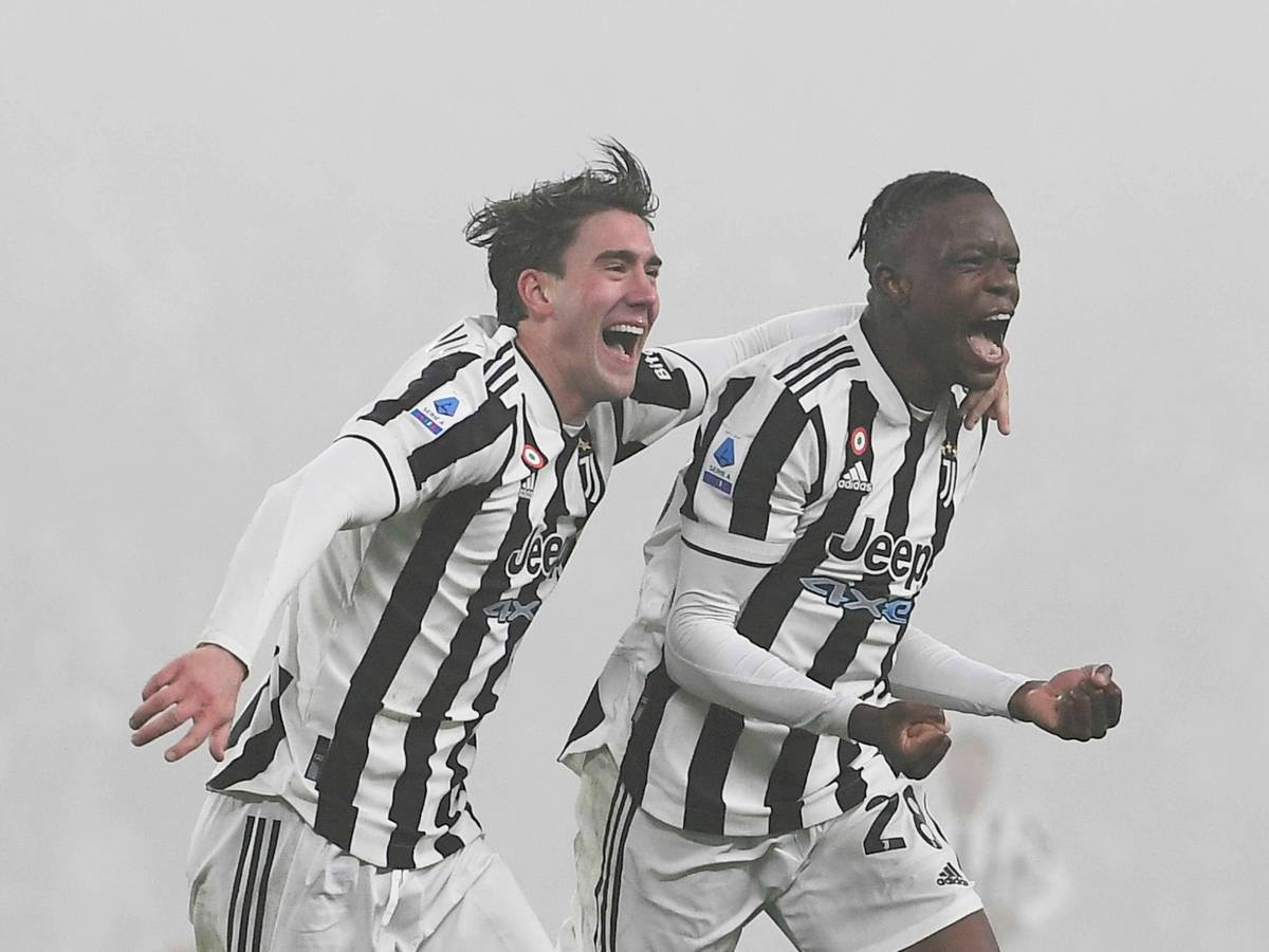 Denis Zakaria (r:), ehemaliger Spieler von Borussia Mönchengladbach, hat sein Debüt für Juventus Turin am Sonntag (6. Februar 2022) gleich mit einem Tor vergoldet. Das Foto zeigt ihn beim Jubel mit Teamkollege Dušan Vlahović (l.) beim Torjubel.