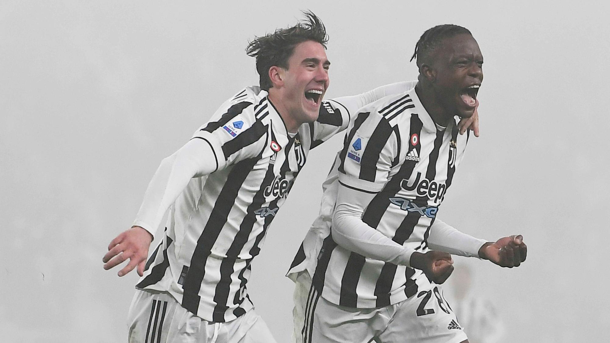 Denis Zakaria (r:), ehemaliger Spieler von Borussia Mönchengladbach, hat sein Debüt für Juventus Turin am Sonntag (6. Februar 2022) gleich mit einem Tor vergoldet. Das Foto zeigt ihn beim Jubel mit Teamkollege Dušan Vlahović (l.) beim Torjubel.