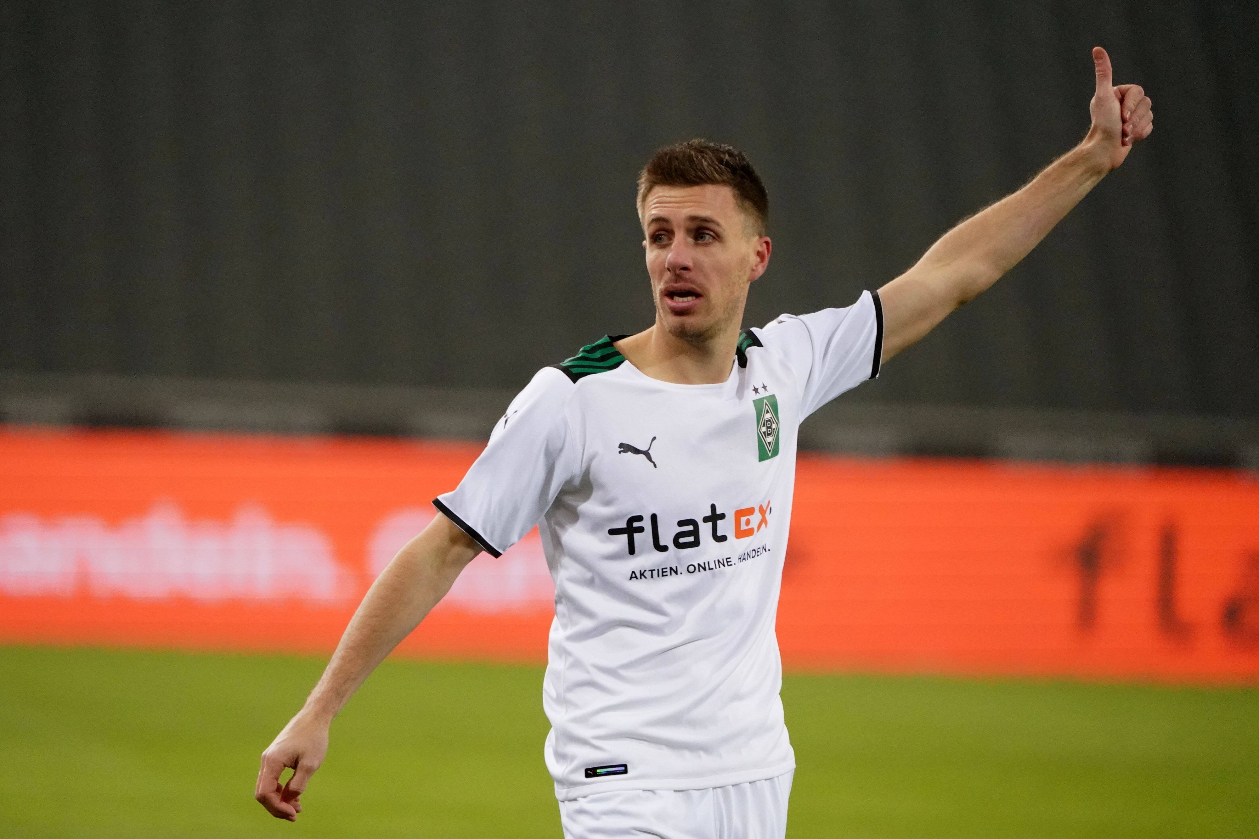 Patrick Herrmann von Borussia Mönchengladbach, hier beim Bundesliga-Spiel gegen Bayer Leverkusen am 15. Januar 2022, zeigt den Daumen in die Luft.