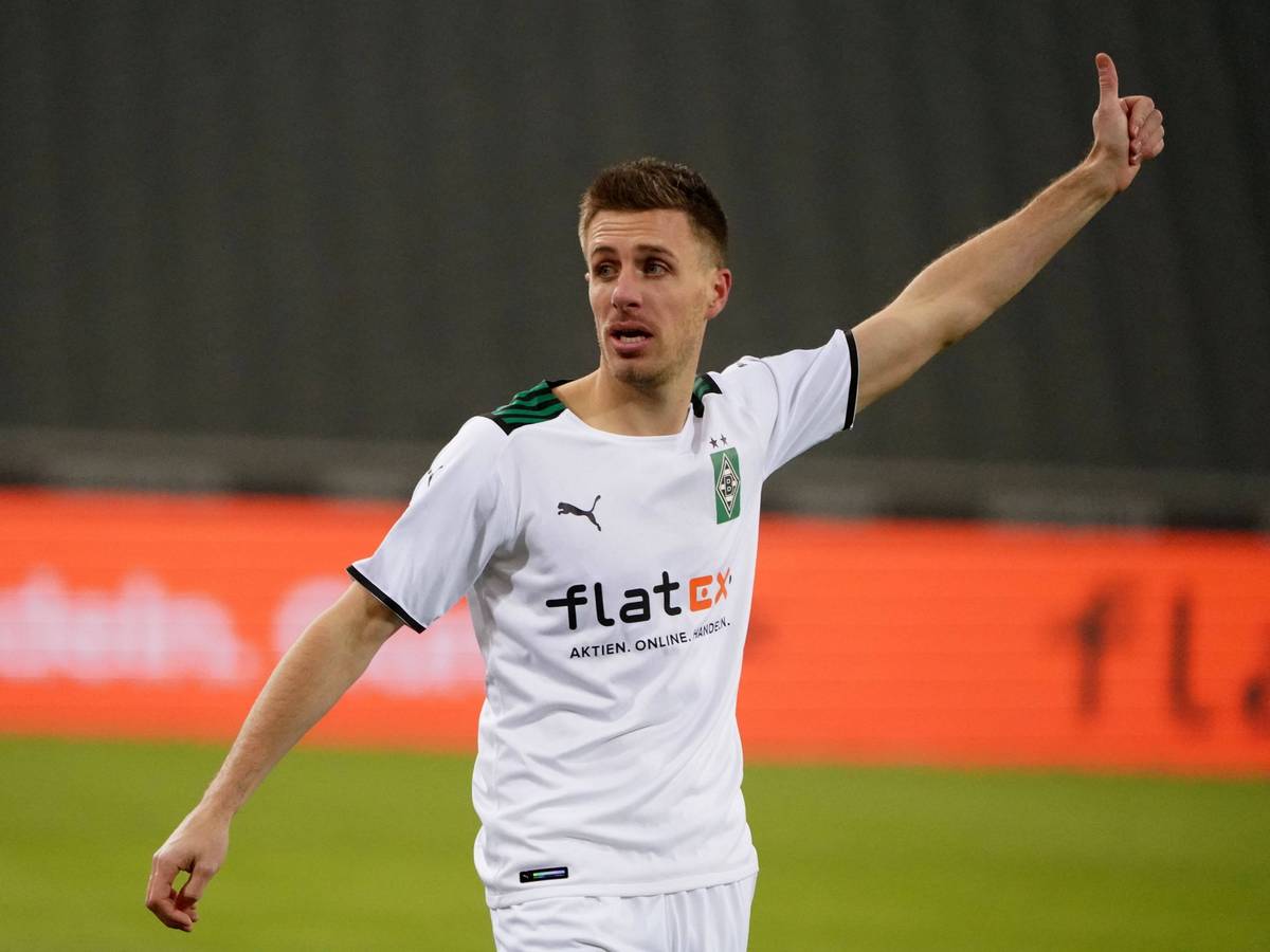Patrick Herrmann von Borussia Mönchengladbach, hier beim Bundesliga-Spiel gegen Bayer Leverkusen am 15. Januar 2022, zeigt den Daumen in die Luft.