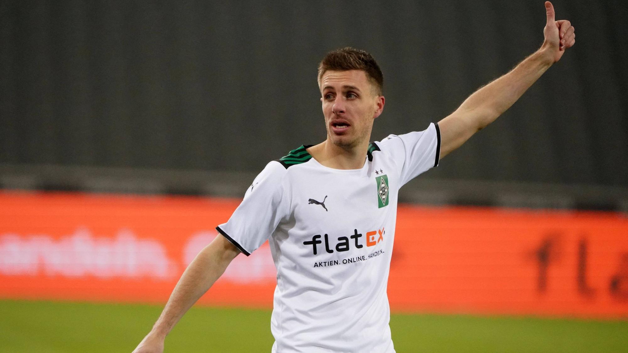 Patrick Herrmann von Borussia Mönchengladbach, hier beim Bundesliga-Spiel gegen Bayer Leverkusen am 15. Januar 2022, zeigt den Daumen in die Luft.