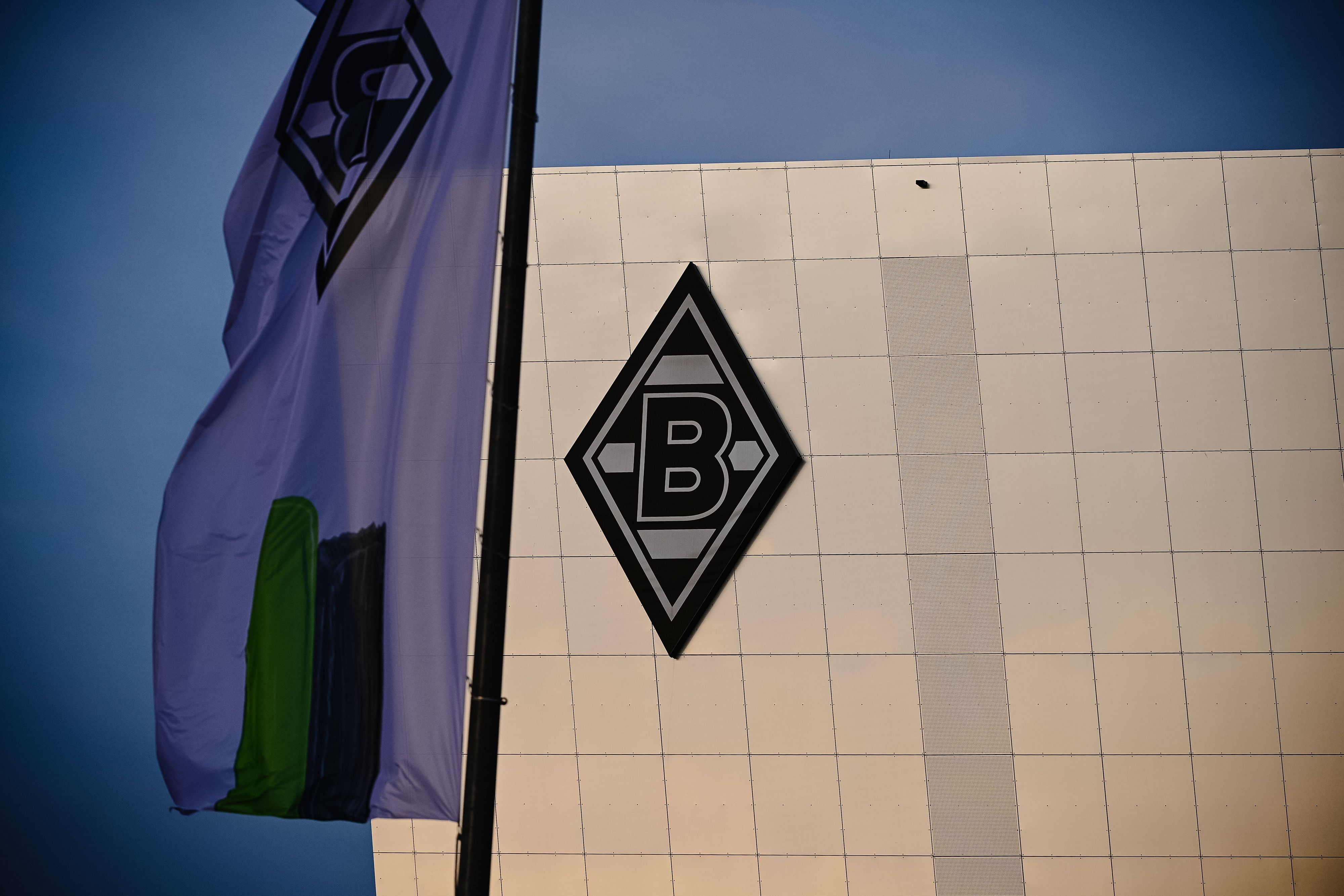 Bundesligist Borussia Mönchengladbach hat am Donnerstag (17. November 2022) ein Corona-Testzentrum auf dem Gelände des Borussia-Parks in Betrieb genommen. Das Foto zeigt das Logo des Klubs auf dem Gebäude „Borussia-8-Grad“.