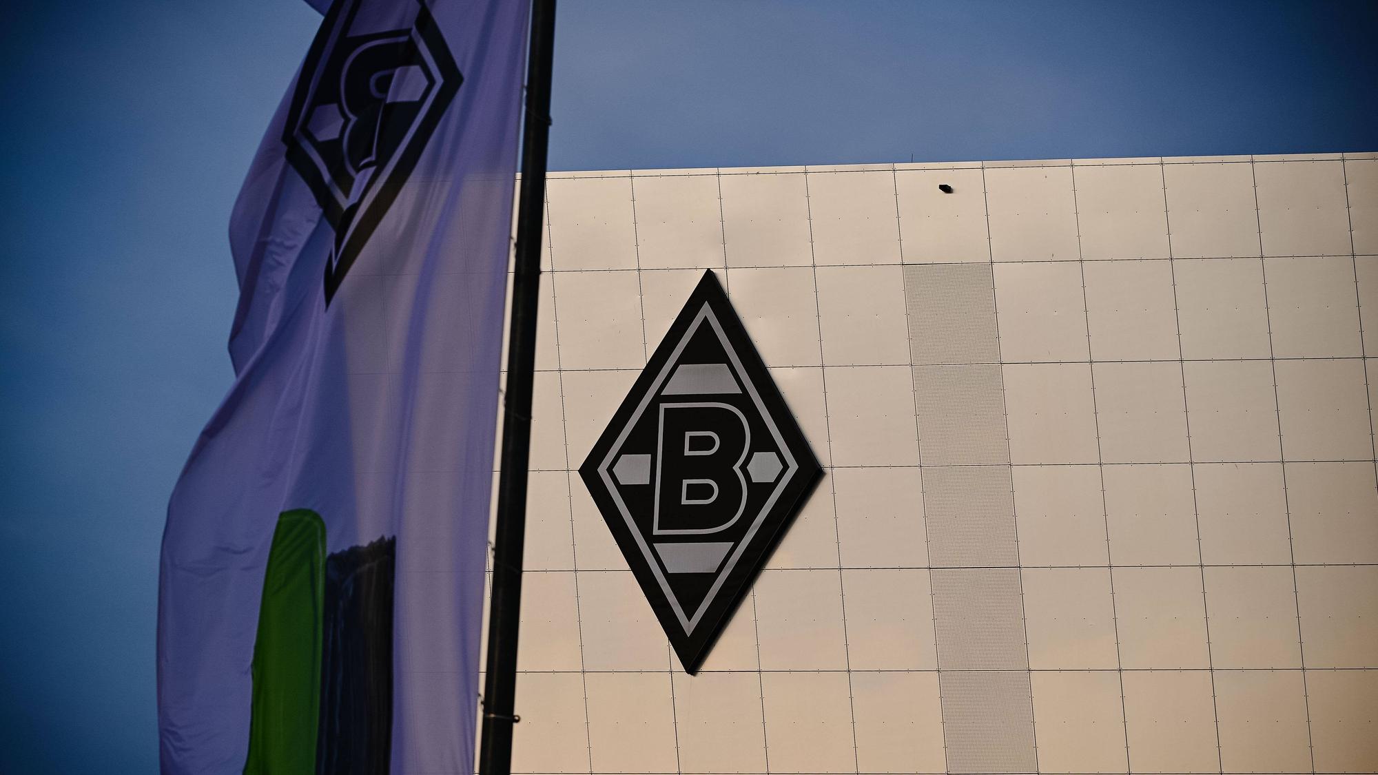 Das Logo von Borussia Mönchengladbach auf dem „8 Grad“ im Borussia-Park. Dieses Foto stammt vom 24.11.2020. Im Vordergrund weht eine Borussia-Fahne im Wind.