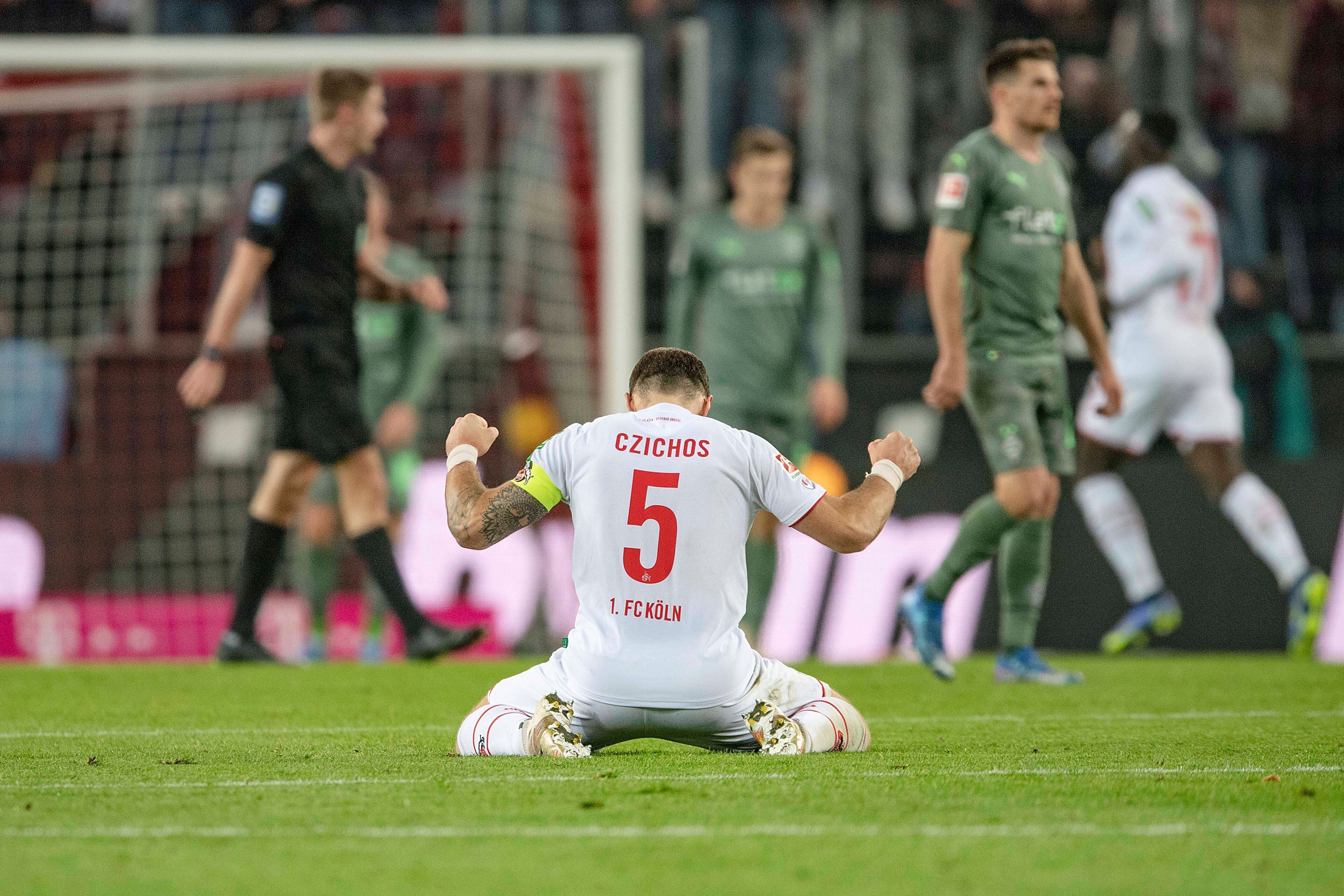 Innenverteidiger Rafael Czichos, der inzwischen in den USA bei Chicago Fire unter Vertrag steht, bejubelt am 27. November 2021 im Trikot des 1. FC Köln den Derby-Sieg gegen Borussia Mönchengladbach. Im Hintergrund sind die Gladbacher Spieler Florian Neuhaus und Jonas Hofmann zu sehen.
