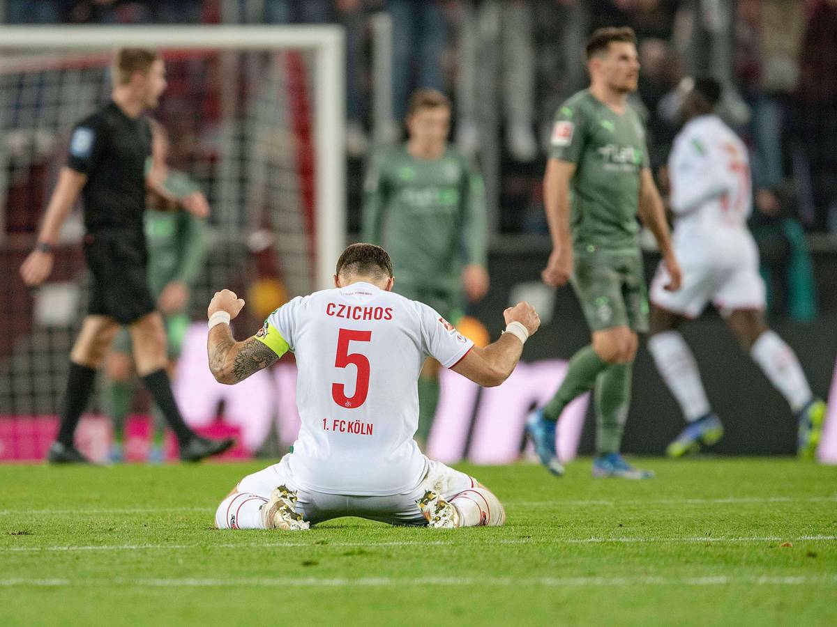 Innenverteidiger Rafael Czichos, der inzwischen in den USA bei Chicago Fire unter Vertrag steht, bejubelt am 27. November 2021 im Trikot des 1. FC Köln den Derby-Sieg gegen Borussia Mönchengladbach. Im Hintergrund sind die Gladbacher Spieler Florian Neuhaus und Jonas Hofmann zu sehen.