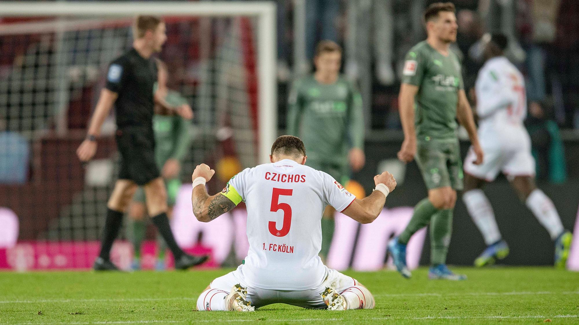 Innenverteidiger Rafael Czichos, der inzwischen in den USA bei Chicago Fire unter Vertrag steht, bejubelt am 27. November 2021 im Trikot des 1. FC Köln den Derby-Sieg gegen Borussia Mönchengladbach. Im Hintergrund sind die Gladbacher Spieler Florian Neuhaus und Jonas Hofmann zu sehen.