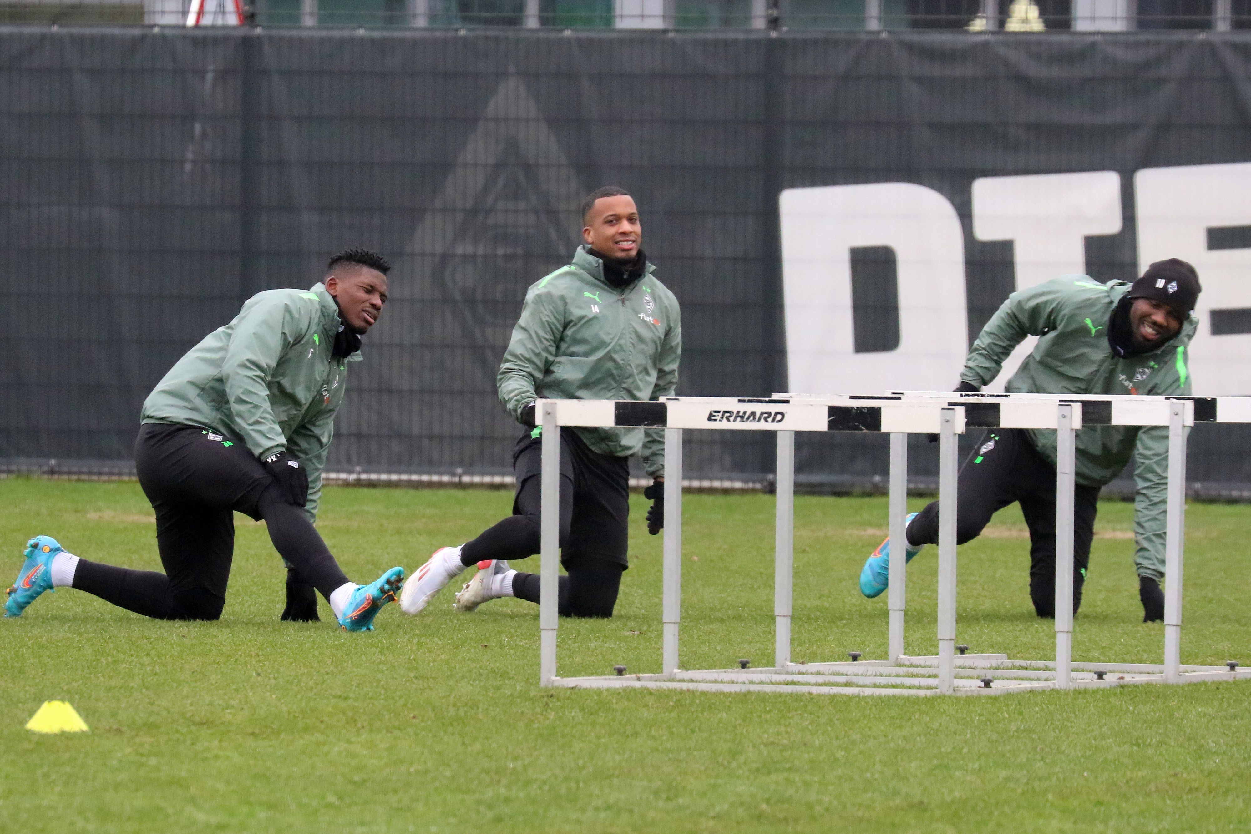 Breel Embolo, Alassane Plea und Marcus Thuram dehnen sich gemeinsam.