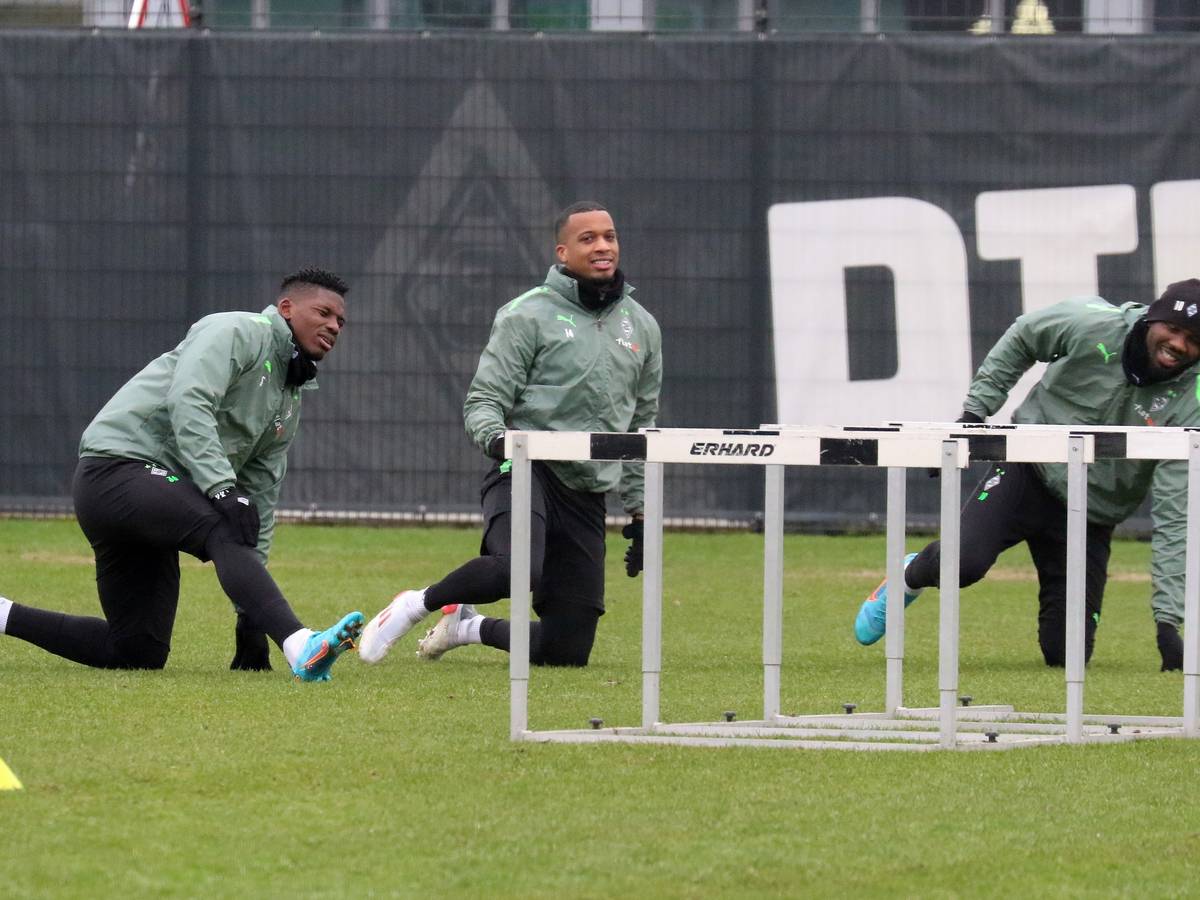 Breel Embolo, Alassane Plea und Marcus Thuram dehnen sich gemeinsam.