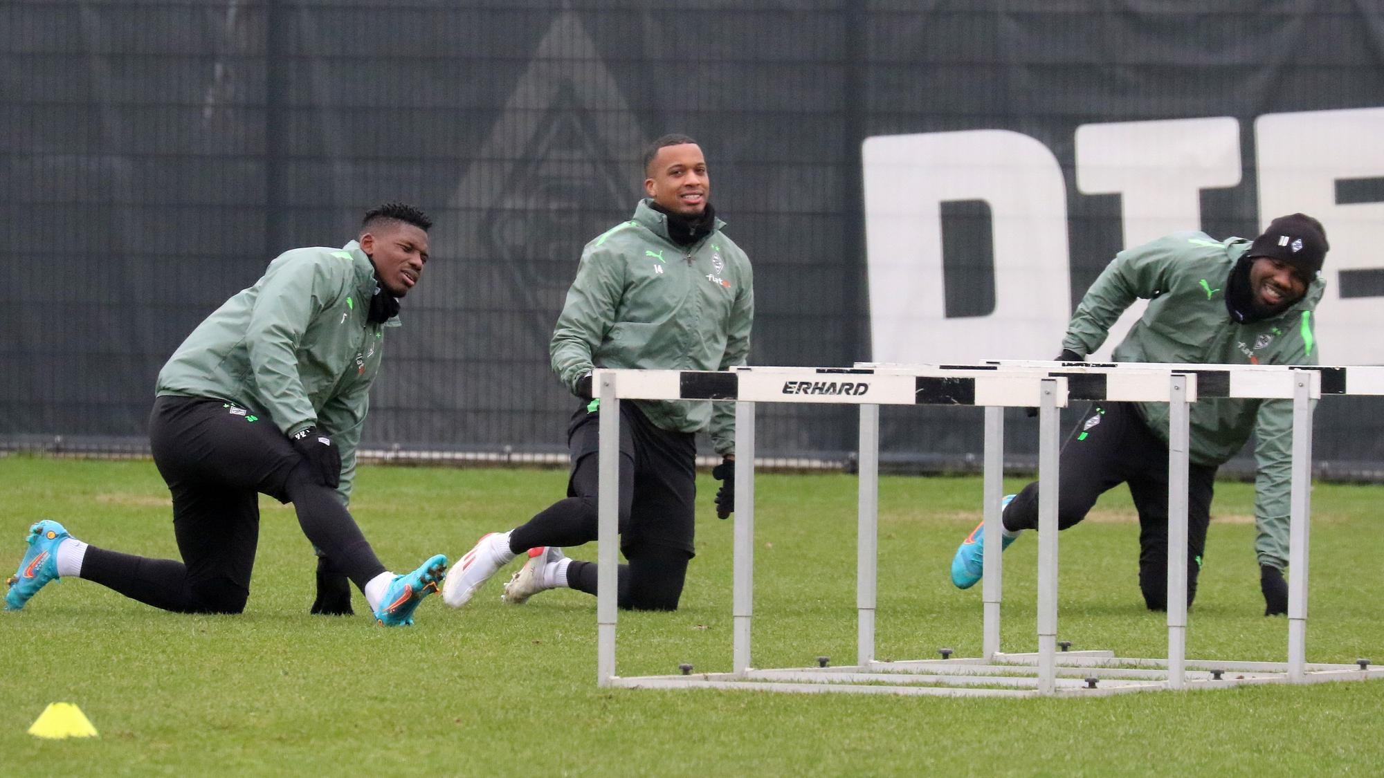 Breel Embolo, Alassane Plea und Marcus Thuram dehnen sich gemeinsam.