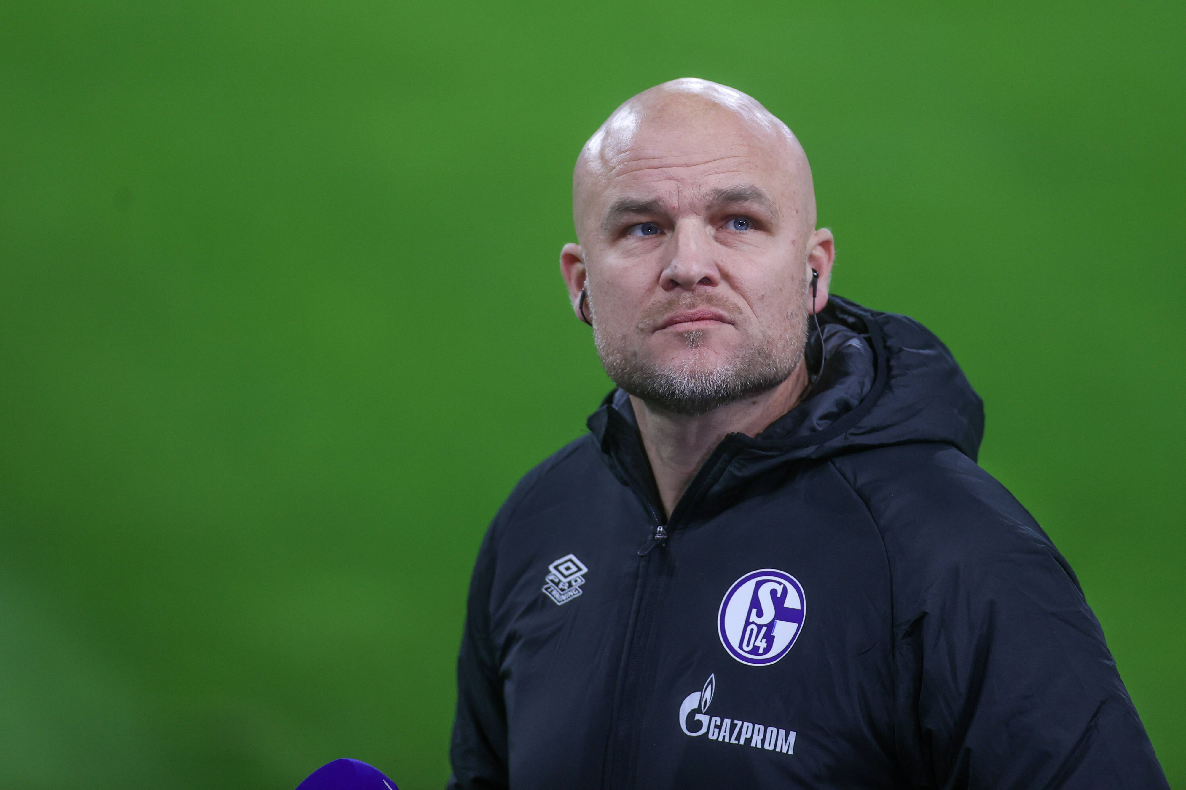 Rouven Schröder am 10. Dezember 2021 nachdenklich schauend am Spielfeldrand vor dem Zweitliga-Spiel zwischen Schalke und Nürnberg.