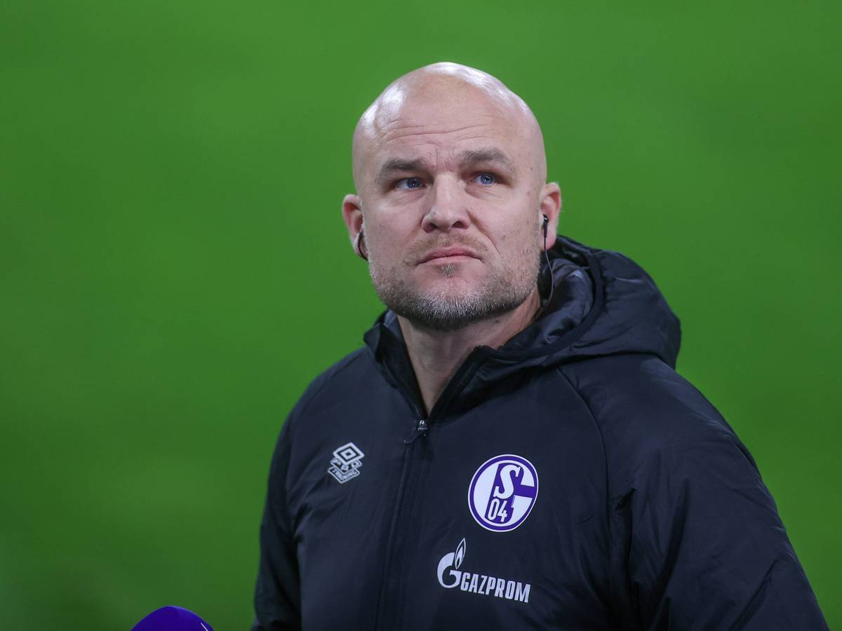 Rouven Schröder am 10. Dezember 2021 nachdenklich schauend am Spielfeldrand vor dem Zweitliga-Spiel zwischen Schalke und Nürnberg.