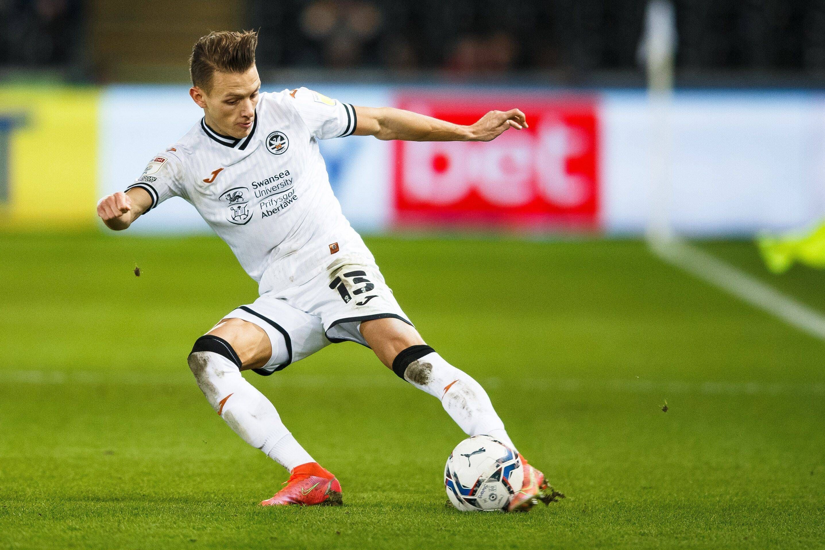Hannes Wolf, hier am 1. Februar 2022 beim Duell gegen Luton Town am Ball.