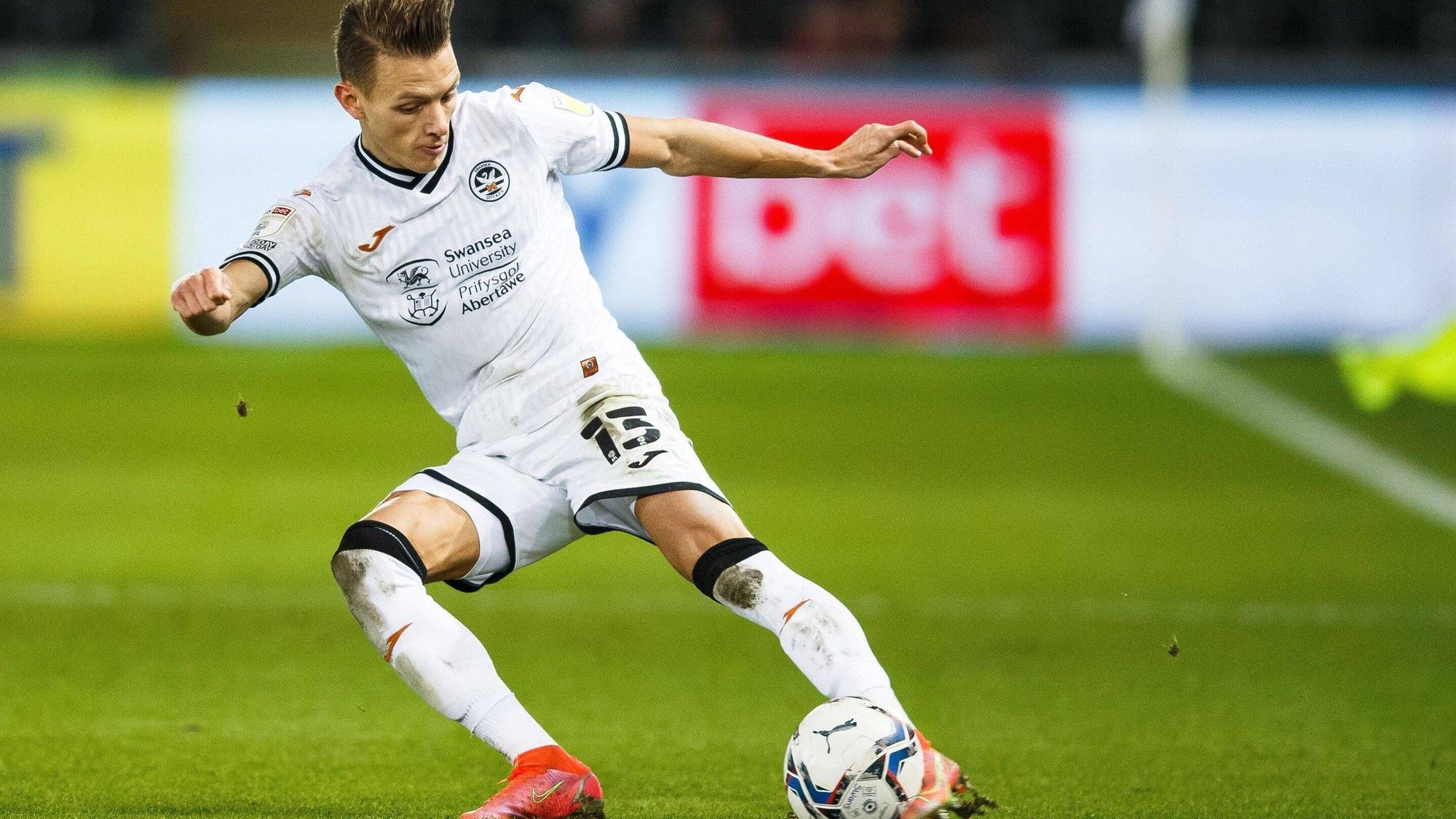 Hannes Wolf, hier am 1. Februar 2022 beim Duell gegen Luton Town am Ball.