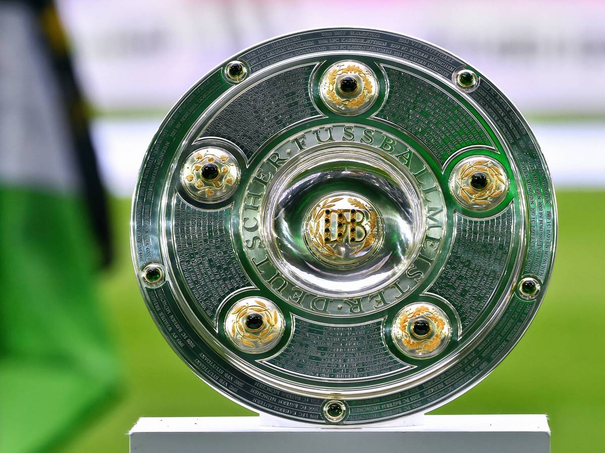 Die Meisterschale im Borussia-Park. Hier zu sehen am 13. August 2021 beim Bundesliga-Auftakt zwischen Borussia Mönchengladbach und Bayern München.