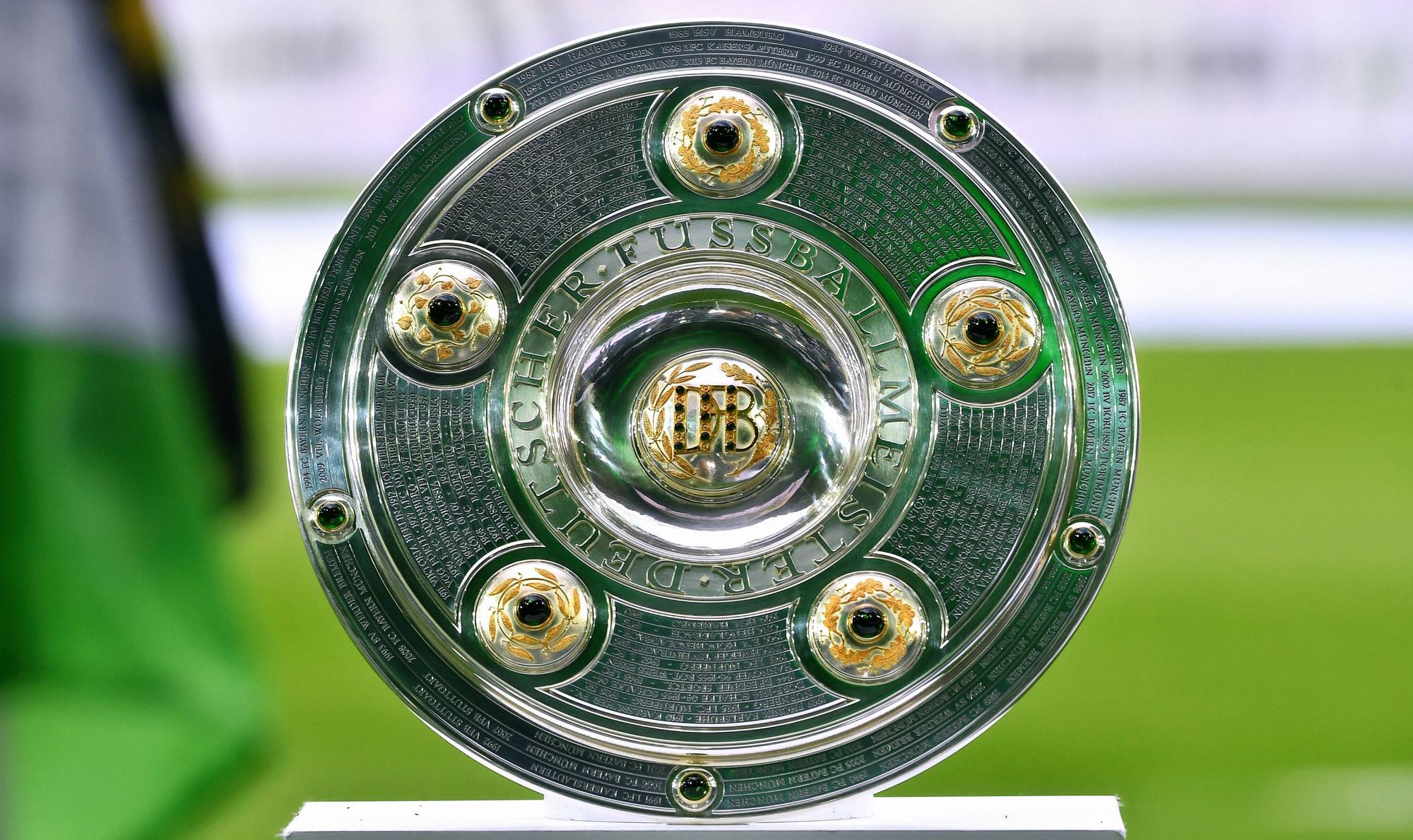 Die Meisterschale im Borussia-Park. Hier zu sehen am 13. August 2021 beim Bundesliga-Auftakt zwischen Borussia Mönchengladbach und Bayern München.