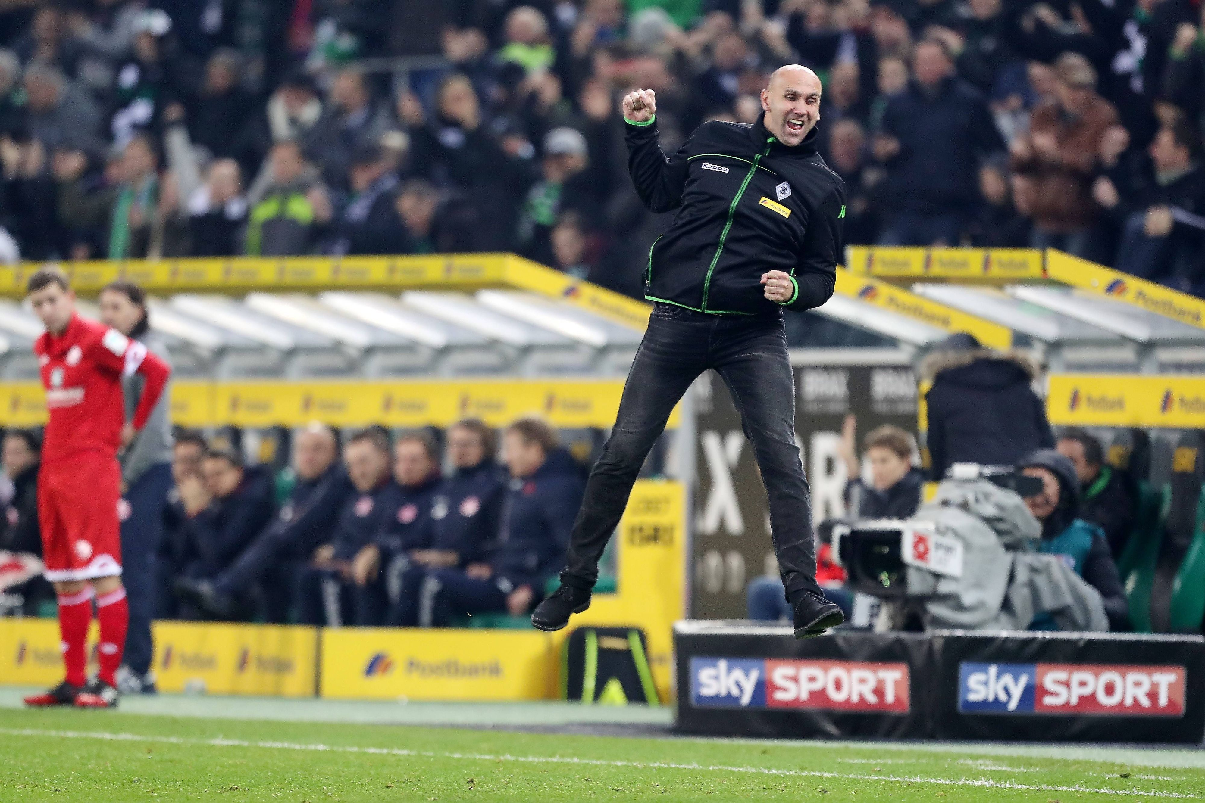 Der ehemalige Gladbach-Trainer Andre Schubert. Auf diesem Foto ist der 50-Jährige am 11. Dezember 2016 im Borussia-Park zu sehen. Schubert springt vor Freude in die Höhe.