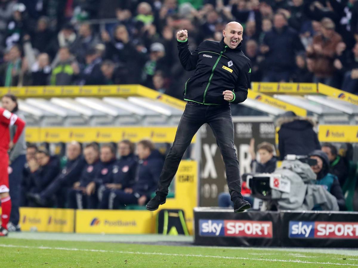 Der ehemalige Gladbach-Trainer Andre Schubert. Auf diesem Foto ist der 50-Jährige am 11. Dezember 2016 im Borussia-Park zu sehen. Schubert springt vor Freude in die Höhe.